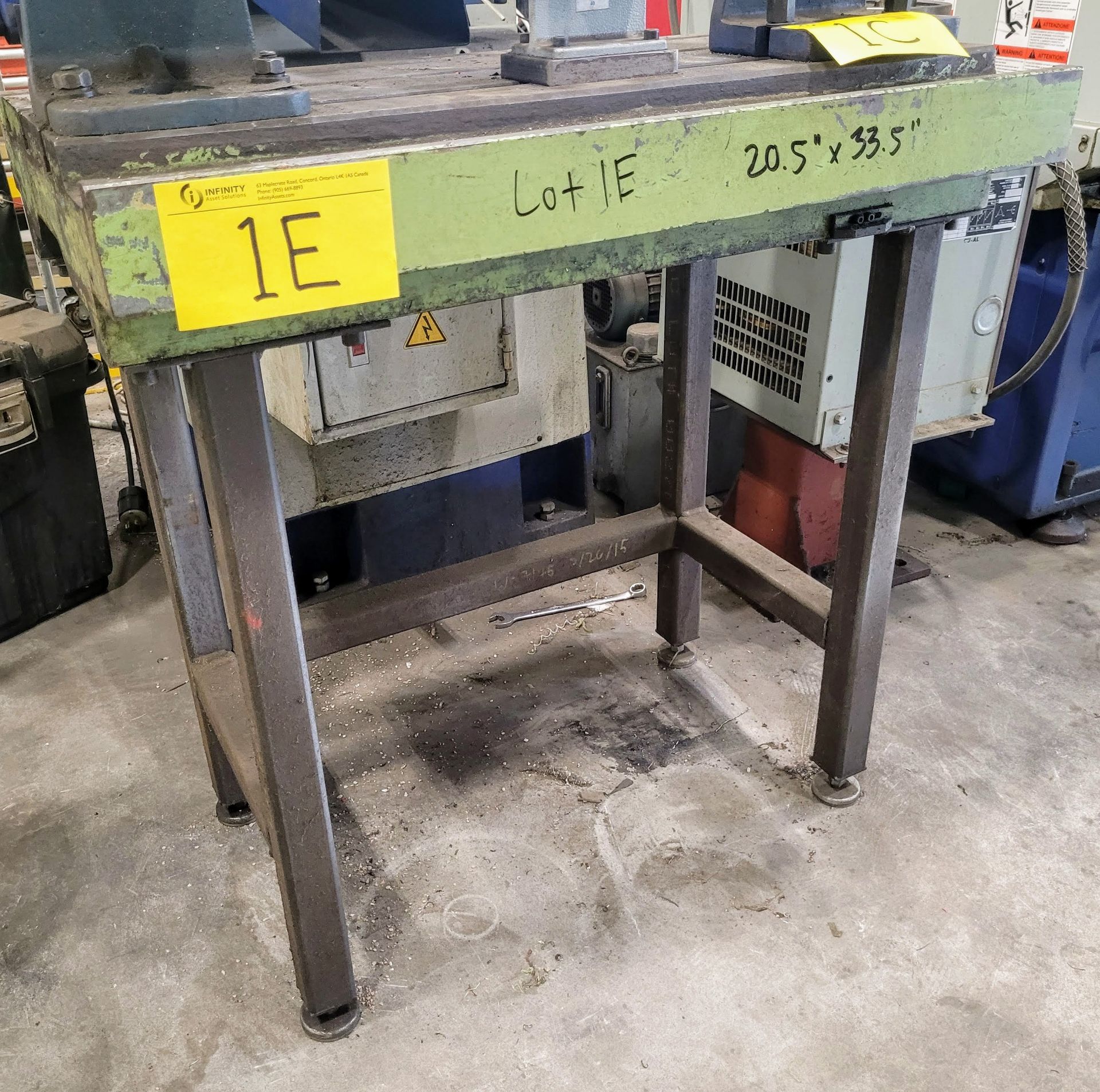APPROX. 20.5" X 33.5" T-SLOT MOUNTING TABLE