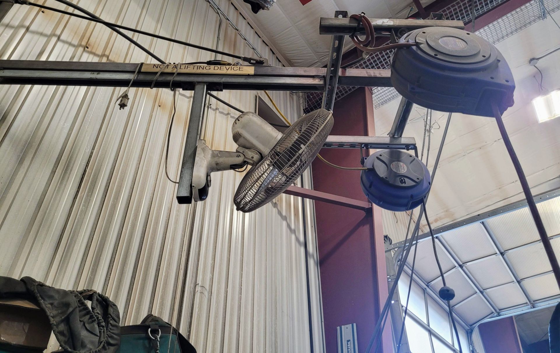 APPROX. 12'H X 6' ARM FREE STANDINGIN JIB W/ (2) RETRACTABLE AIR REELS, FAN, QUICK CONNECT AIR - Image 3 of 3