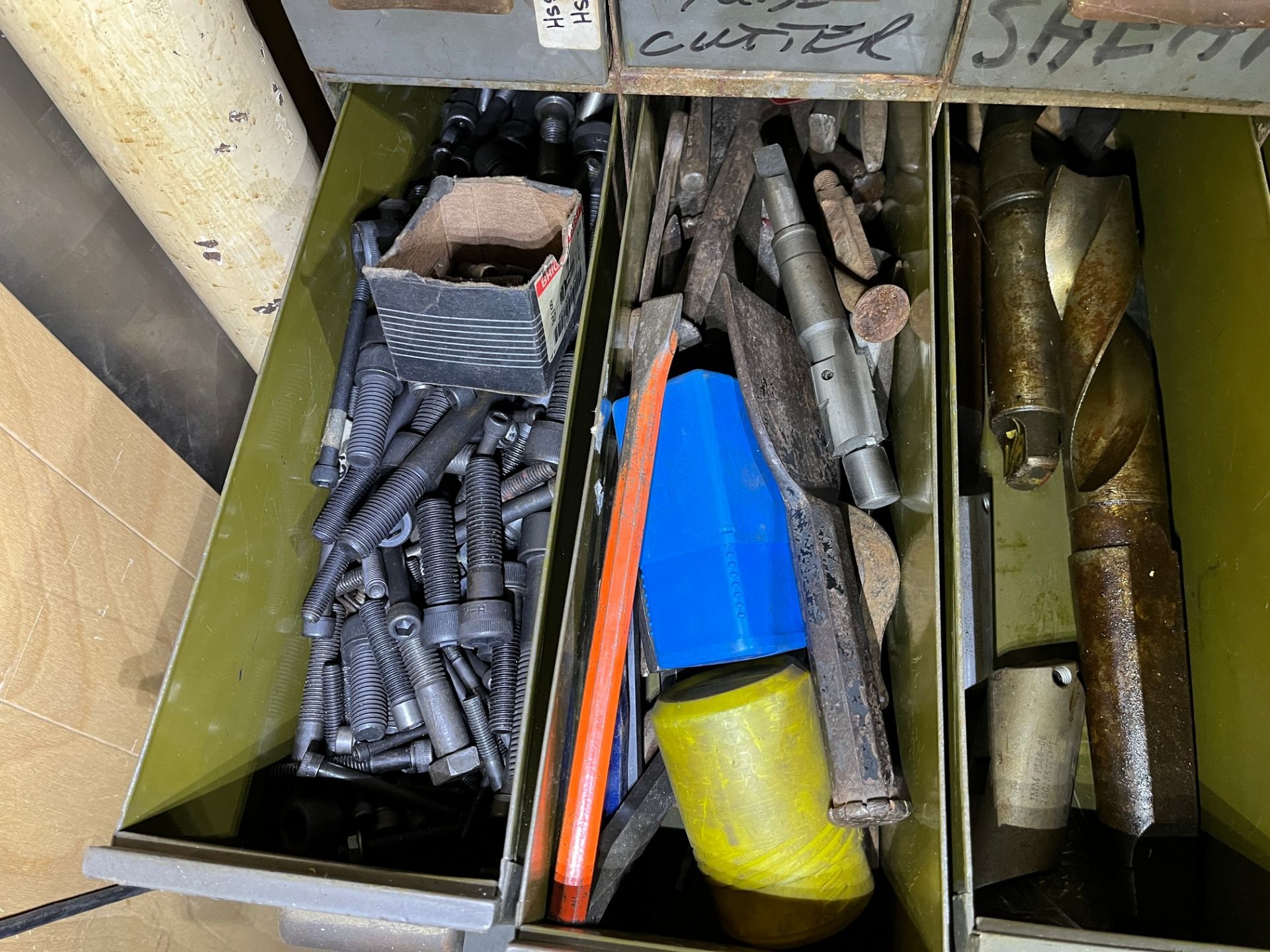 LOT WASHERS, TWIST DRILLS, CHISELS, DRILLS, END MILLS (CONTENTS OF (1) ROW / (7) BINS OF STORAGE - Image 2 of 5