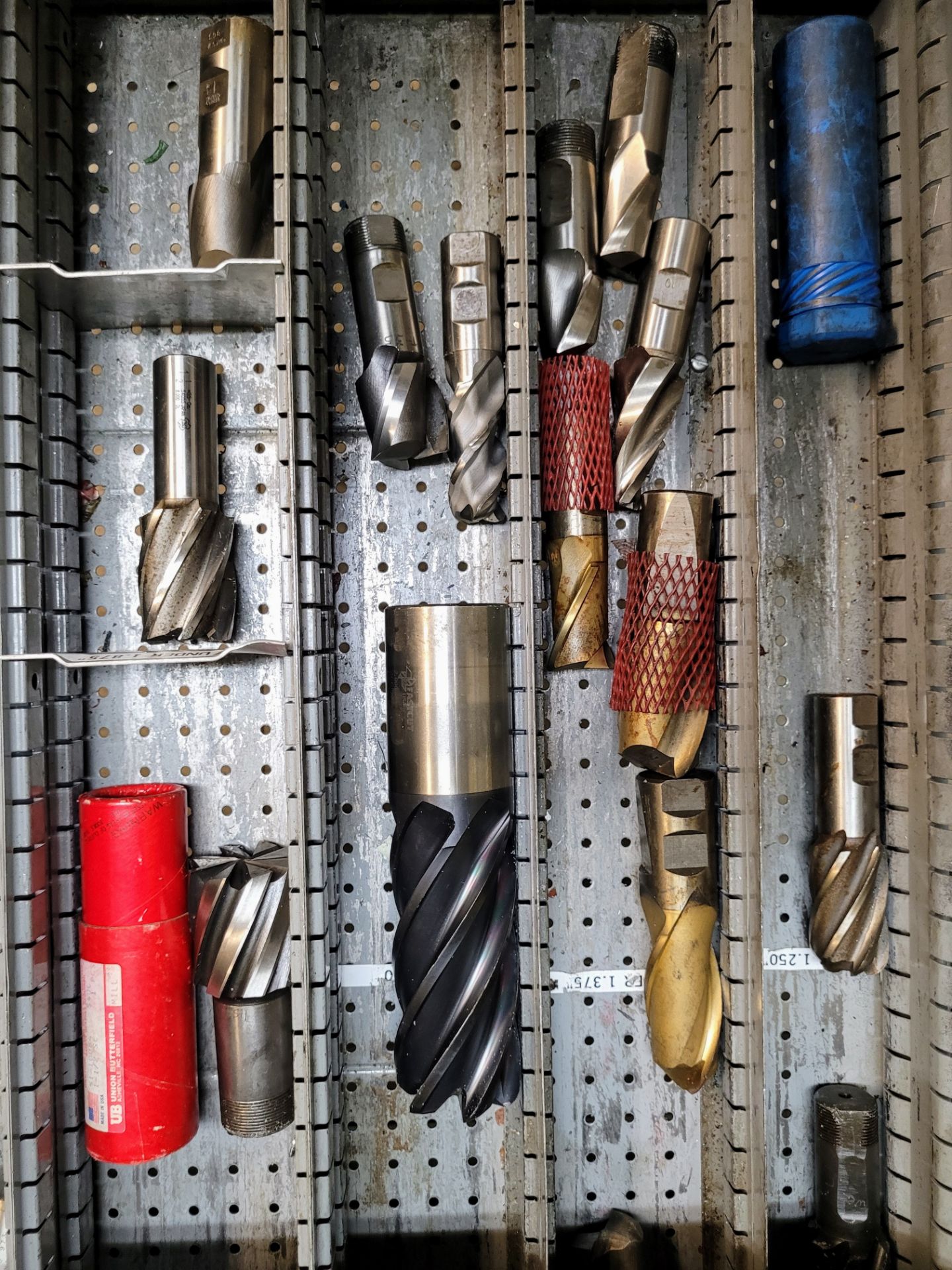 CONTENTS OF (1) TOOL CABINET DRAWER INCLUDING END MILLS (NO DRAWER) - Image 2 of 3