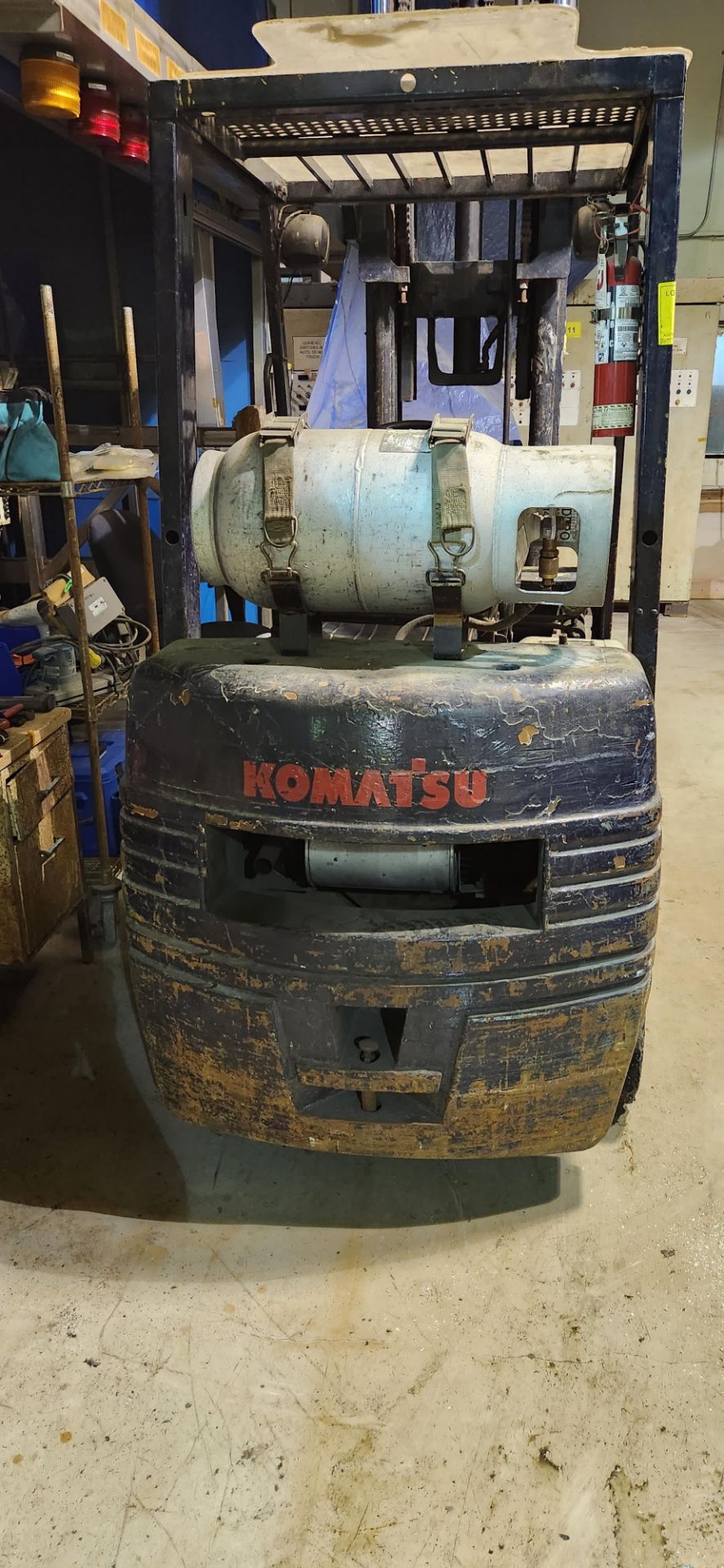 KOMATSU 25 PROPANE FORKLIFT, MODEL FG255611, 4,500LB CAP., 188" MAX LIFT, 3-STAGE MAST, SOLID TIRES, - Image 12 of 12