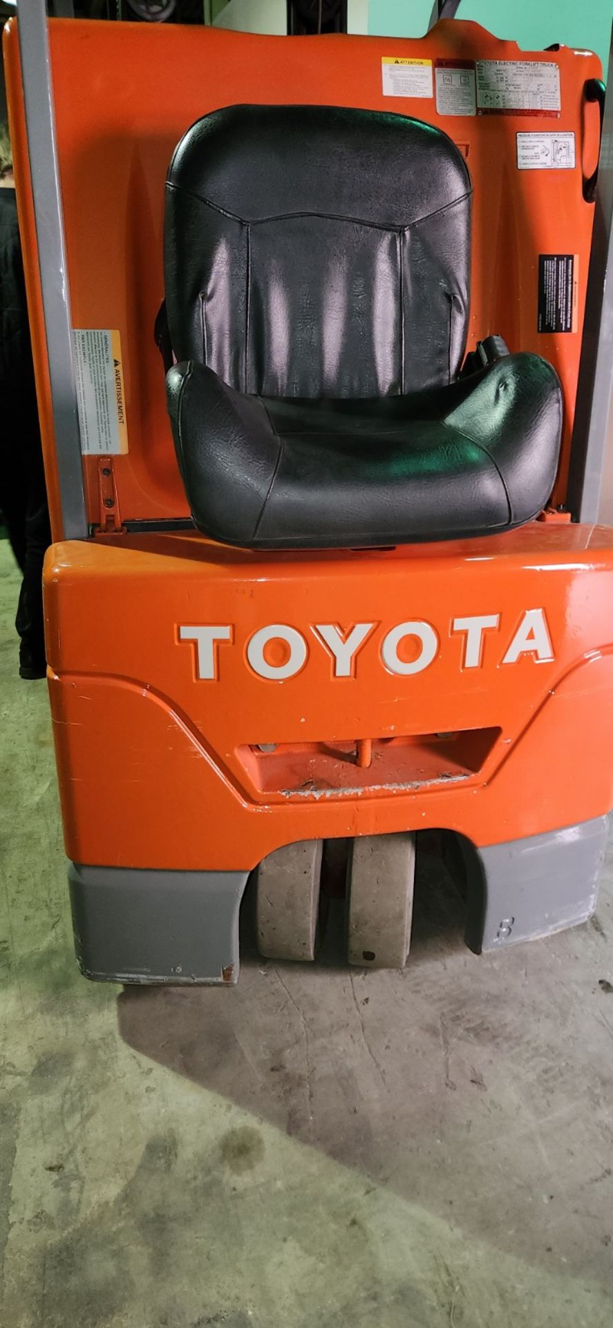 TOYOTA 7FBEU18 ELECTRIC FORKLIFT, S/N 15433, 2,900LB CAP., 189" MAX LIFT, 3-STAGE MAST, SIDE - Image 3 of 14