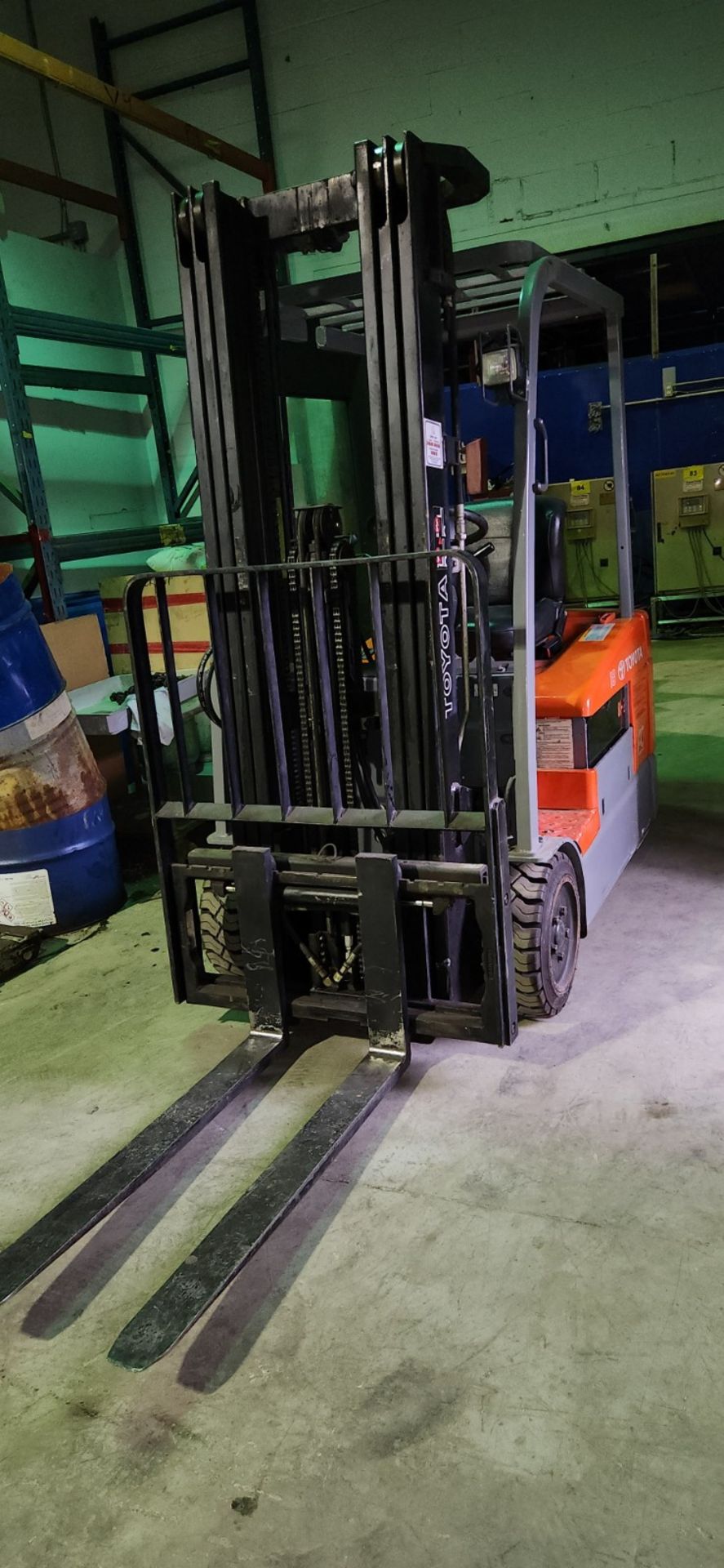TOYOTA 7FBEU18 ELECTRIC FORKLIFT, S/N 15433, 2,900LB CAP., 189" MAX LIFT, 3-STAGE MAST, SIDE