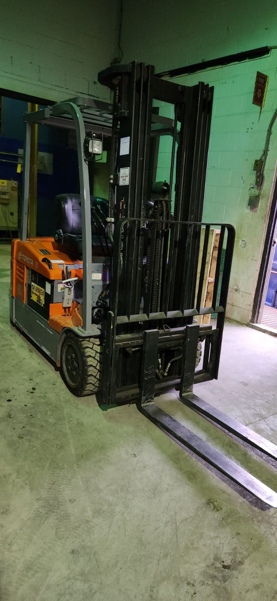 TOYOTA 7FBEU18 ELECTRIC FORKLIFT, S/N 15433, 2,900LB CAP., 189" MAX LIFT, 3-STAGE MAST, SIDE - Image 2 of 14