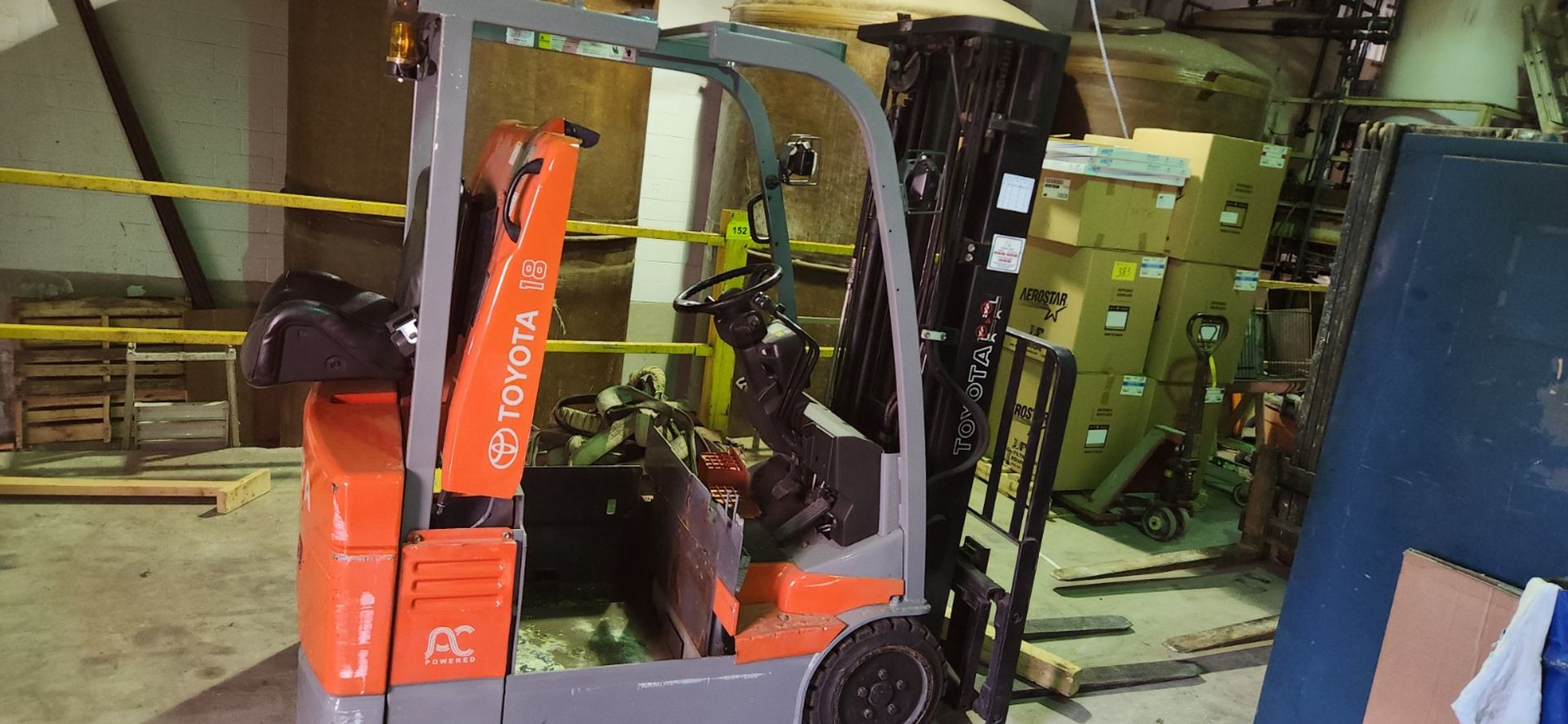 TOYOTA 7FBEU18 ELECTRIC FORKLIFT, S/N 15433, 2,900LB CAP., 189" MAX LIFT, 3-STAGE MAST, SIDE - Image 7 of 14