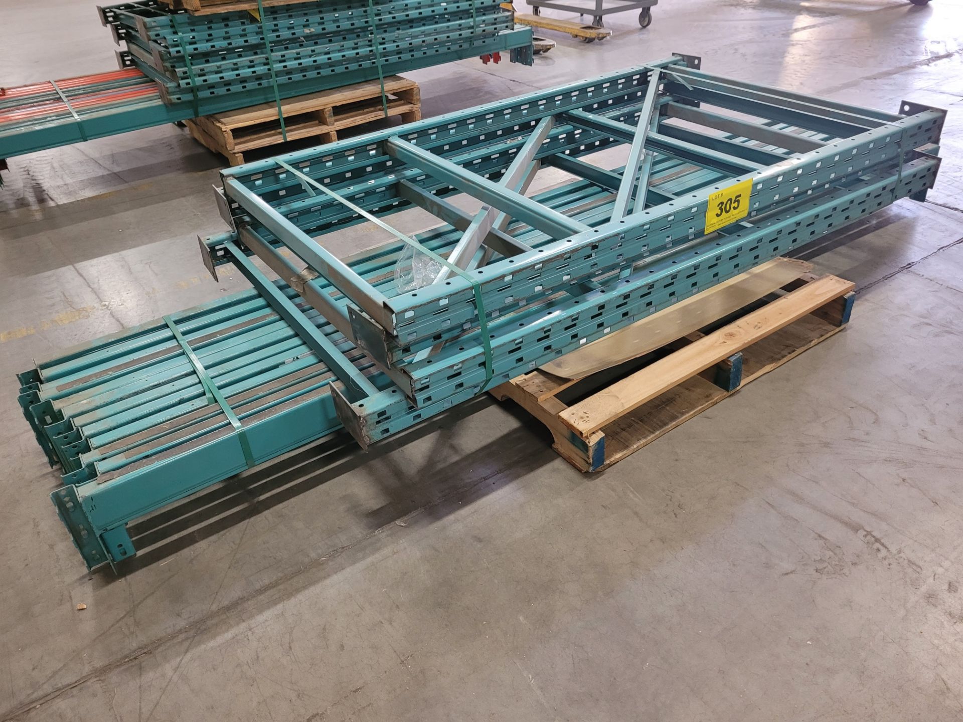 LOT - (4) UPRIGHTS AND (12) CROSSBEAMS