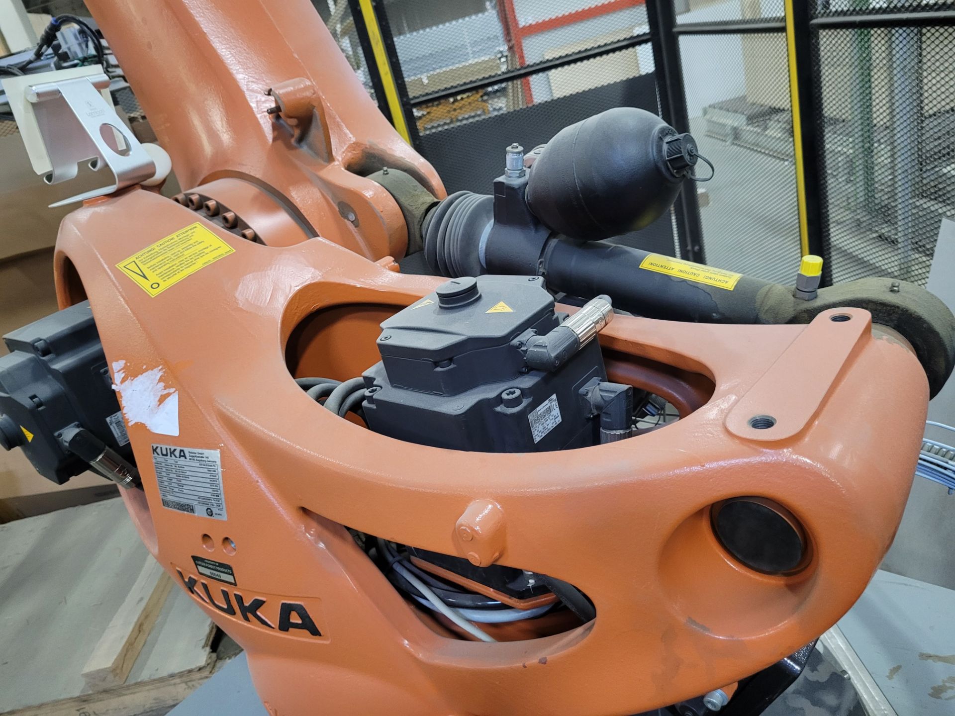 2015 KUKA KR 120 R3200 PA 5-AXIS ROBOTIC PALLETIZING / LABEL SYSTEM, 120KG LOAD CAPACITY, 3195MM MAX - Image 4 of 23