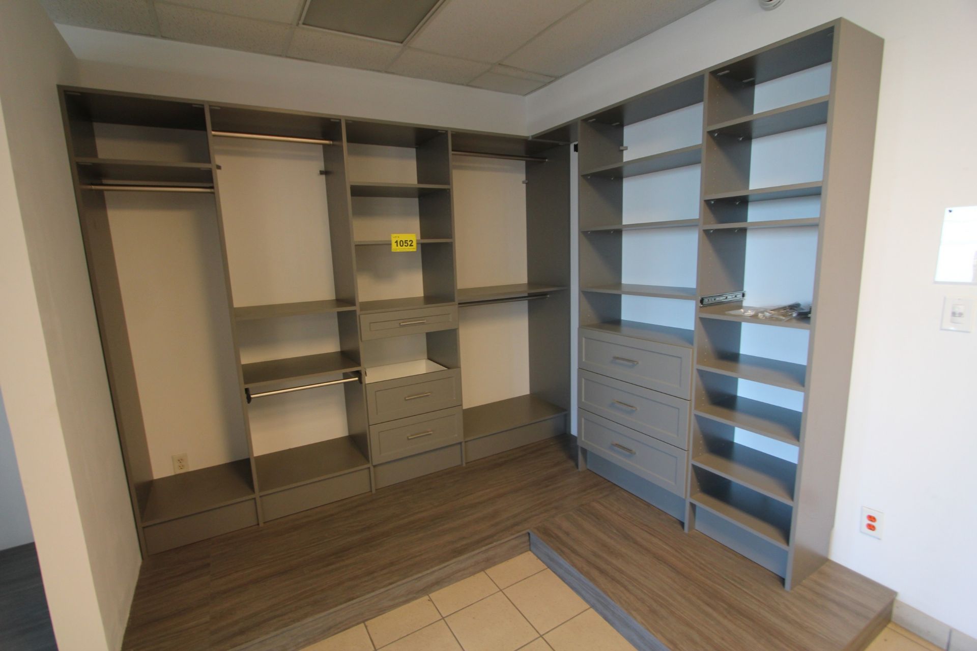 SHOWROOM DISPLAY CLOSET STORAGE SYSTEM, L-SHAPE DESIGN W/ DRAWERS, SHELVING, ETC. - Image 4 of 4