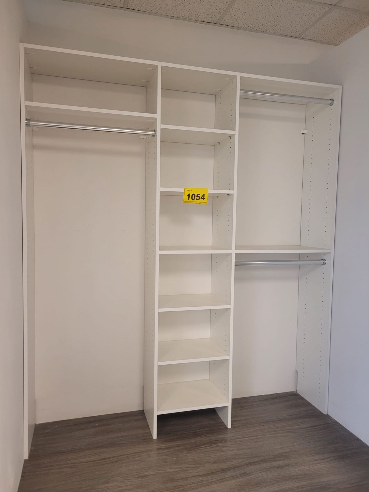 SHOWROOM DISPLAY CLOSET STORAGE SYSTEM