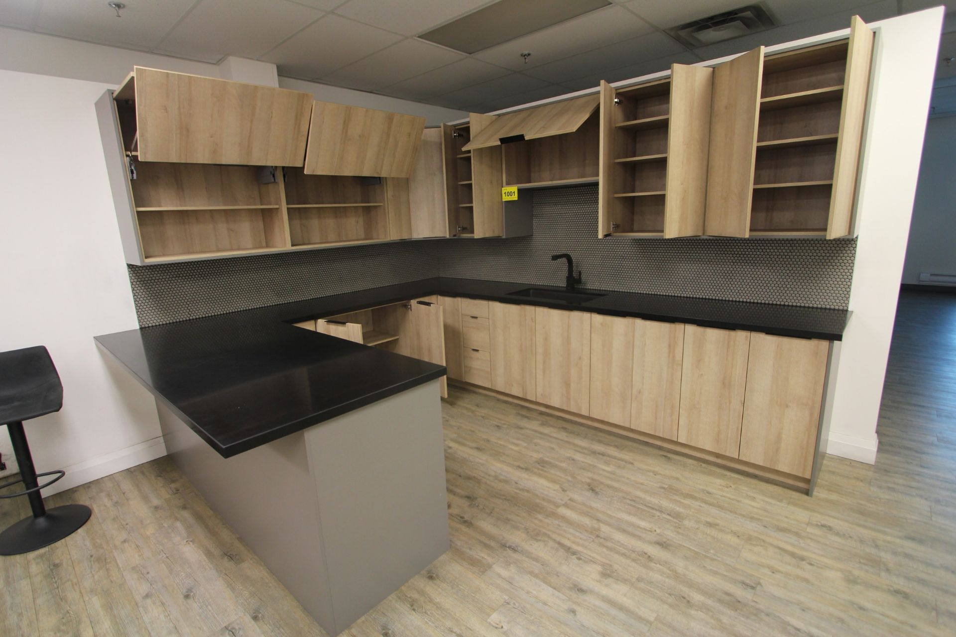 SHOWROOM DISPLAY KITCHEN, 137"L X 118"W X 89"L SEATING COUNTER W/ CABINETRY, COUNTERTOP, - Image 5 of 7