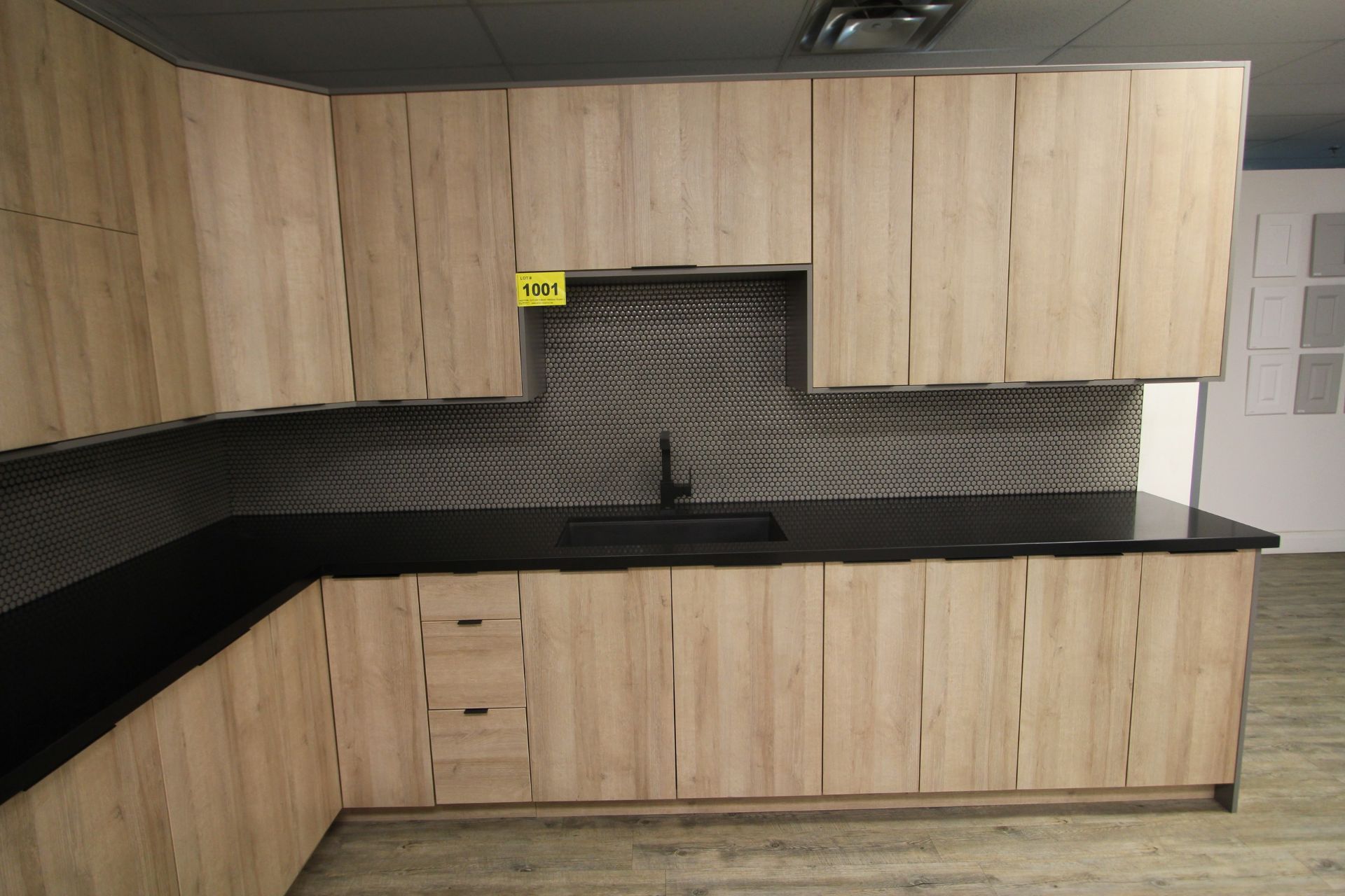 SHOWROOM DISPLAY KITCHEN, 137"L X 118"W X 89"L SEATING COUNTER W/ CABINETRY, COUNTERTOP, - Image 2 of 7
