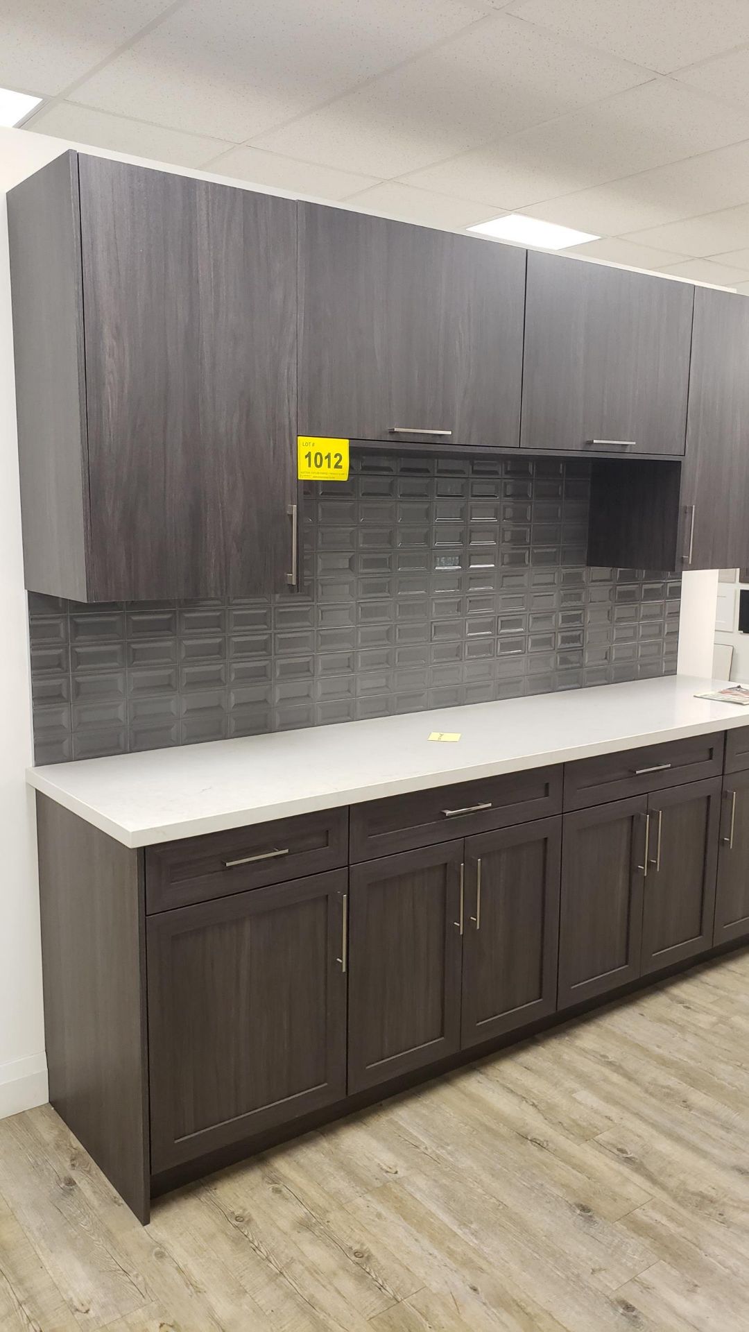 SHOWROOM DISPLAY BACK MOUNT CABINETRY, 105"L X 22.5"W W/ CUPBOARDS, COUNTERTOP, BACKSPLASH