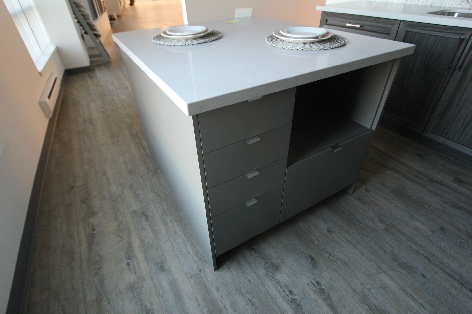 SHOWROOM DISPLAY KITCHEN, 125"L X 122"W L-SHAPE, 51" X 42" ISLAND W/ CABINETRY, COUNTERTOP, - Image 5 of 5