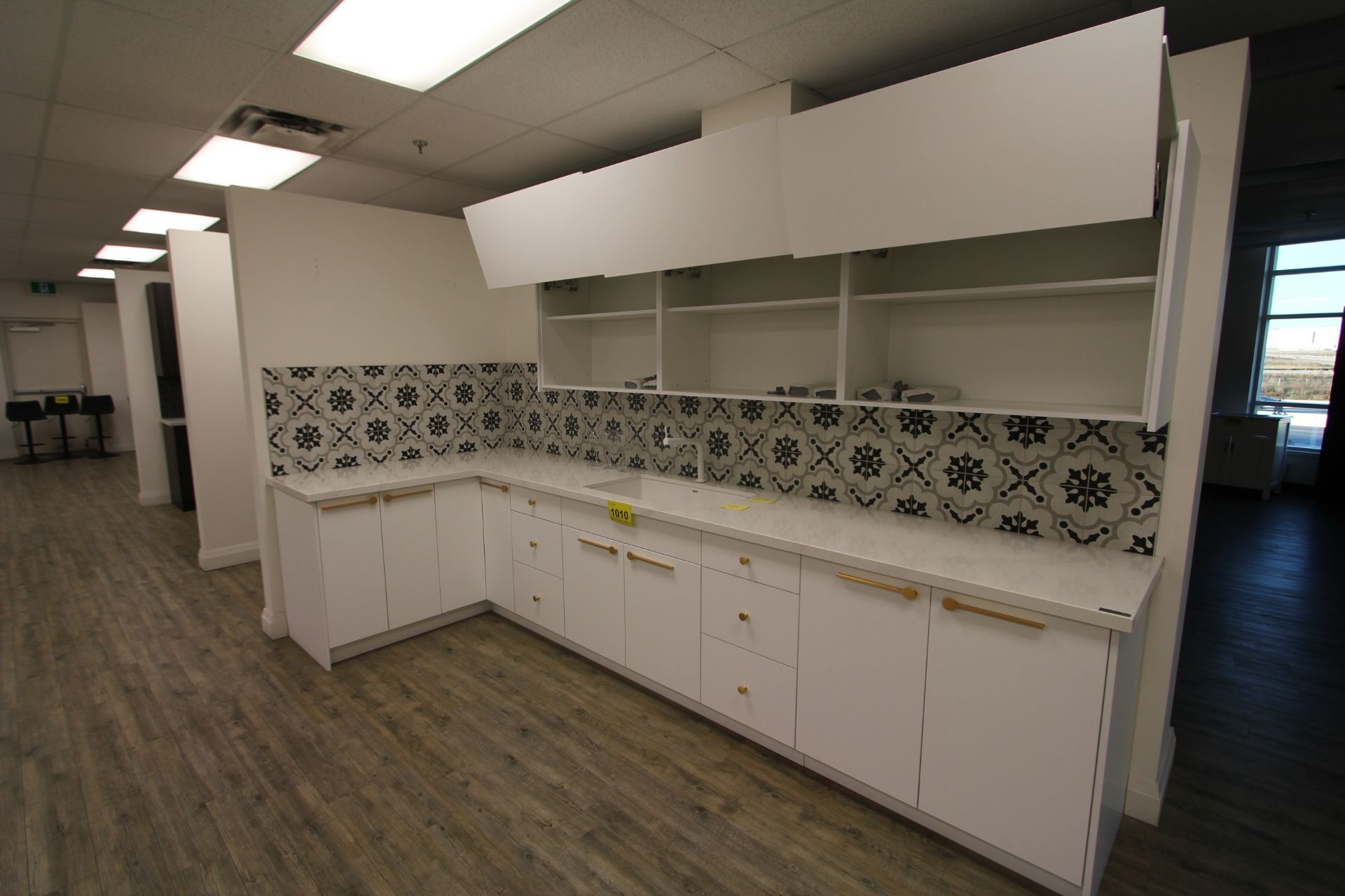 SHOWROOM DISPLAY KITCHEN, 145"L X 62"W, 17" X 30" SINK W/ CABINETRY, COUNTERTOP, SINK, FAUCET, - Image 3 of 7