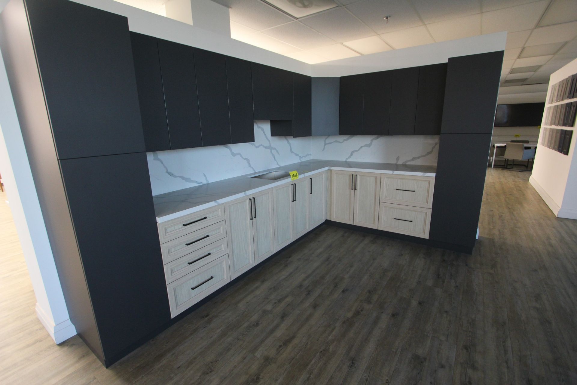 SHOWROOM DISPLAY KITCHEN, L-SHAPE DESIGN, 126"L X 77"W W/ CABINETRY, COUNTERTOP, SINK, BACKSPLASH, - Image 2 of 4