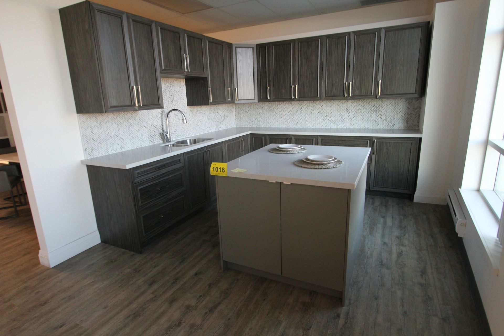 SHOWROOM DISPLAY KITCHEN, 125"L X 122"W L-SHAPE, 51" X 42" ISLAND W/ CABINETRY, COUNTERTOP, - Image 2 of 5