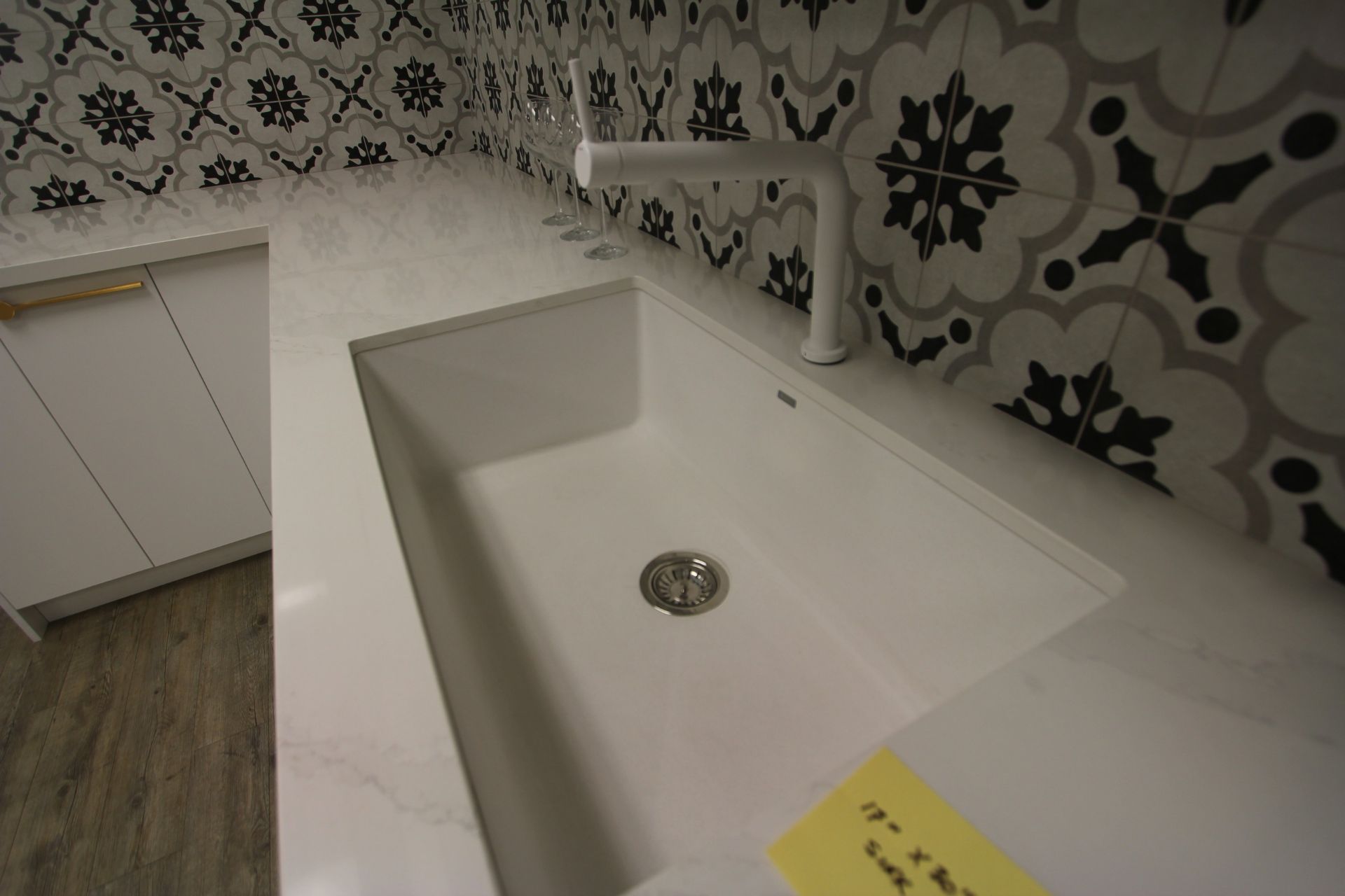 SHOWROOM DISPLAY KITCHEN, 145"L X 62"W, 17" X 30" SINK W/ CABINETRY, COUNTERTOP, SINK, FAUCET, - Image 6 of 7
