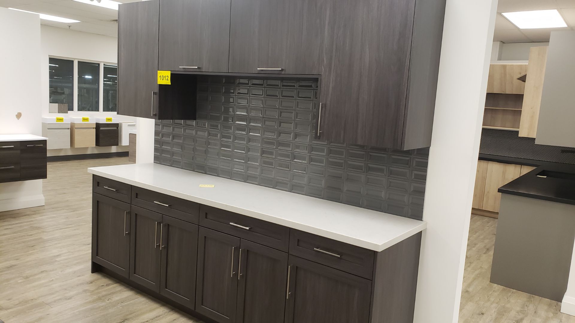 SHOWROOM DISPLAY BACK MOUNT CABINETRY, 105"L X 22.5"W W/ CUPBOARDS, COUNTERTOP, BACKSPLASH - Image 2 of 3