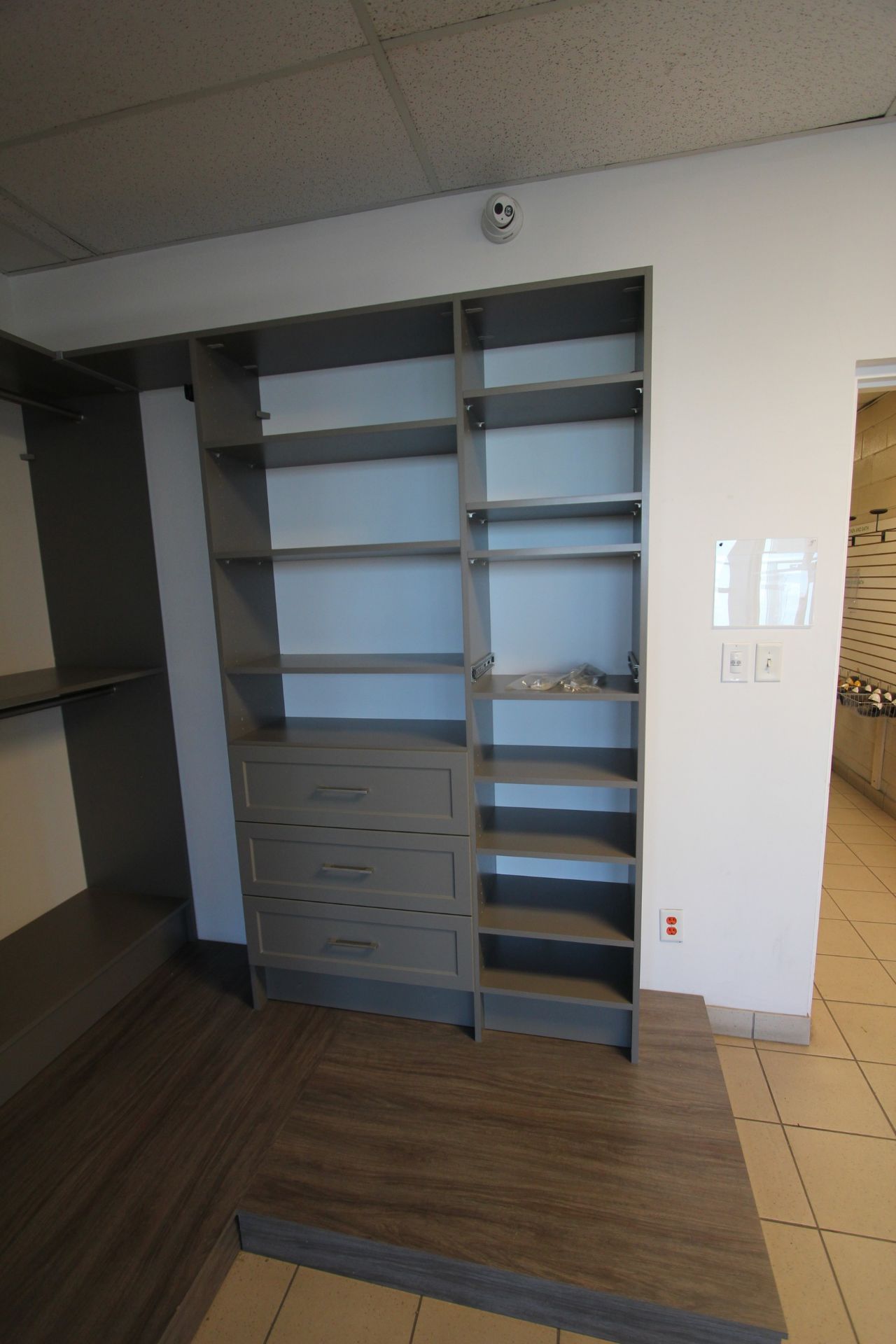 SHOWROOM DISPLAY CLOSET STORAGE SYSTEM, L-SHAPE DESIGN W/ DRAWERS, SHELVING, ETC. - Image 3 of 4