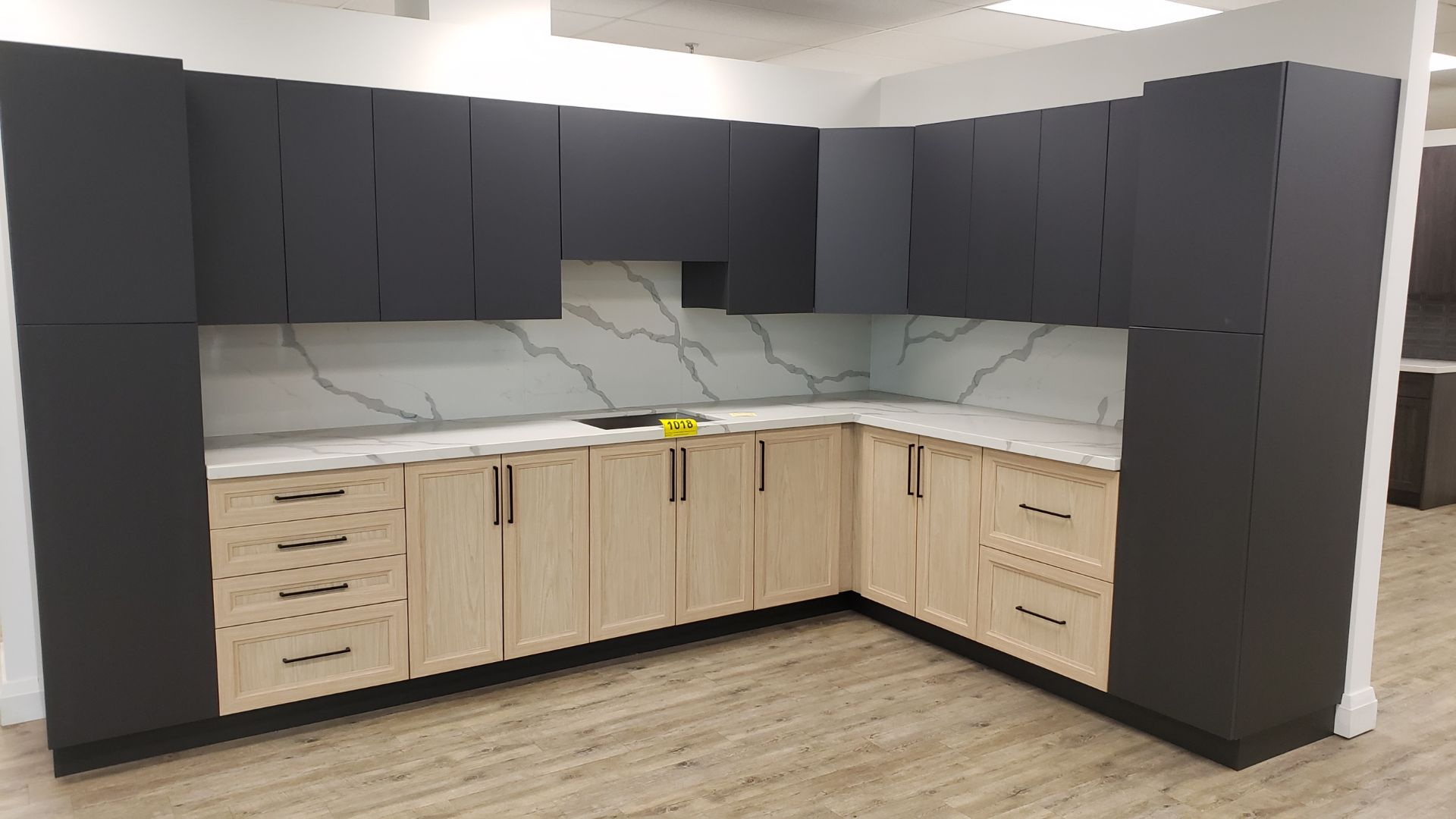 SHOWROOM DISPLAY KITCHEN, L-SHAPE DESIGN, 126"L X 77"W W/ CABINETRY, COUNTERTOP, SINK, BACKSPLASH,