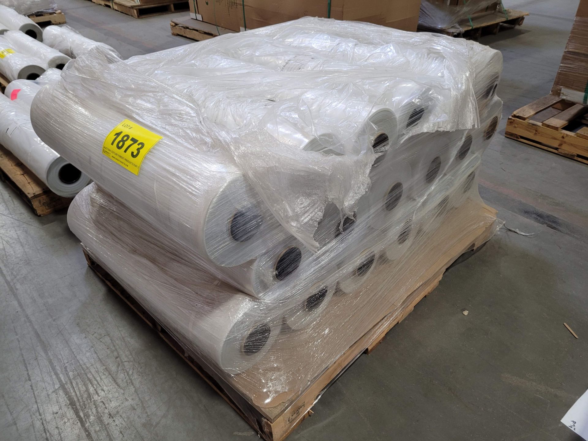 LOT - CLEAR 32" POLY SHEETING