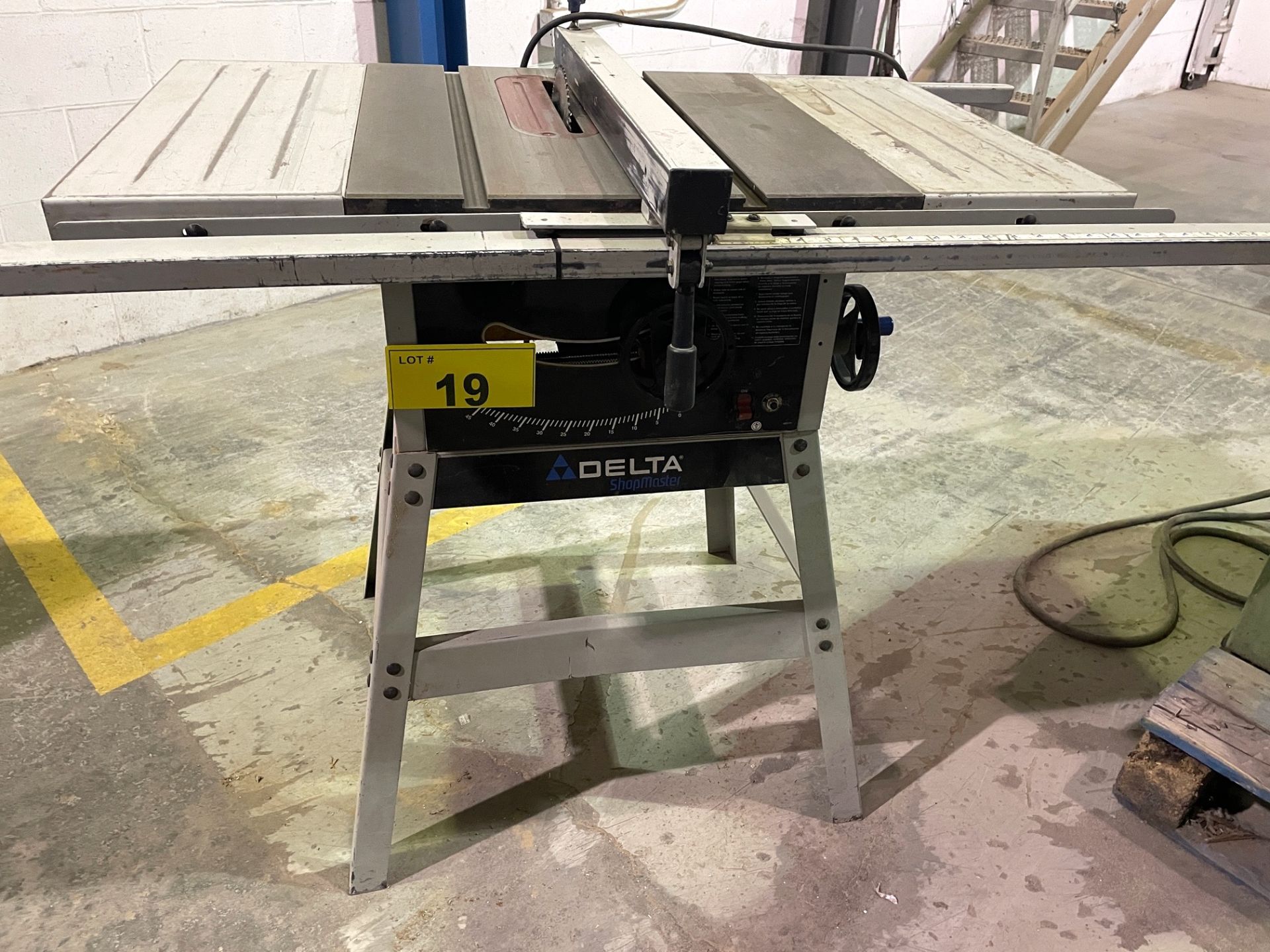 10" DELTA TS300 TABLE SAW, S/N: 011202J6024C (RIGGING FEE $25)