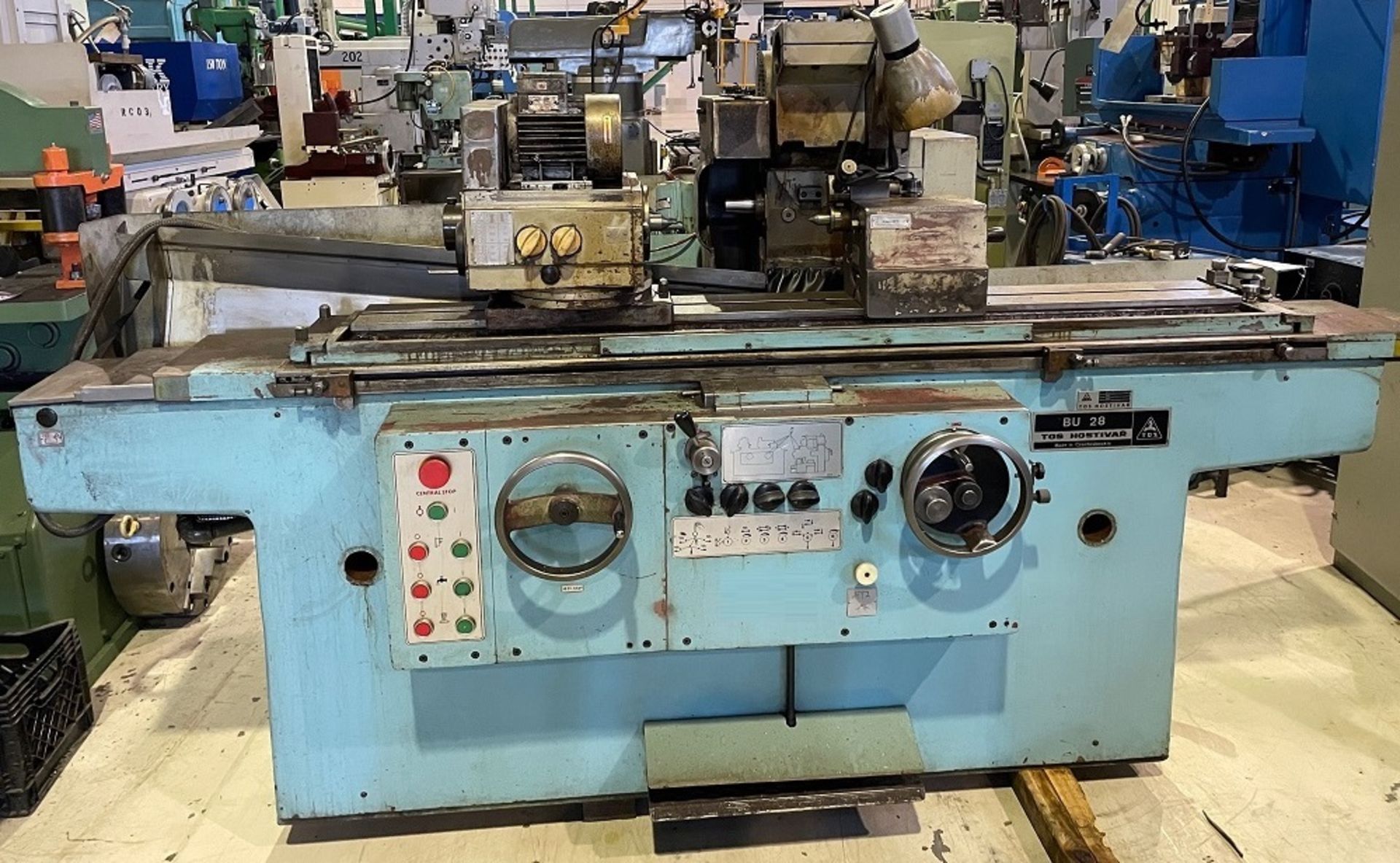 1982 TOS BU-28-1000 / CYLINDRICAL GRINDER / SN: 62844 / CENTER HEIGHT: 6" / MAX JOB DIAMETER: 11. - Image 3 of 8