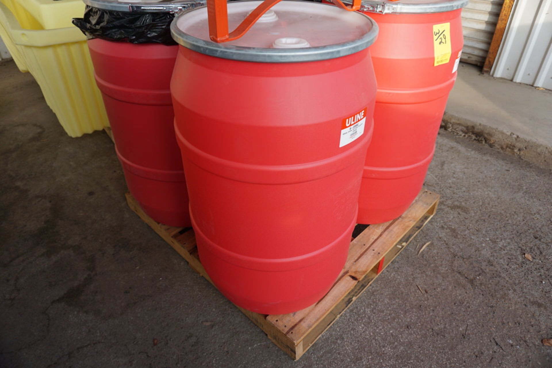 U LINE 55 GAL DRUM RACK W/ (4) U LINE 55 GAL DRUMS #S-20852, PLASTIC W/ LIDS, EMPTY - Image 4 of 4