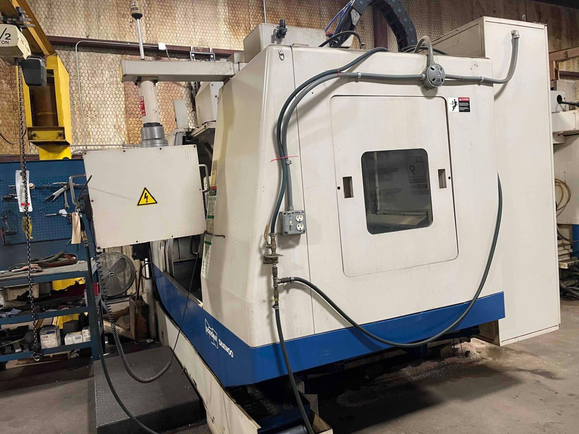 Daewoo DMV4020 CNC Vertical Machining Center - Image 9 of 11