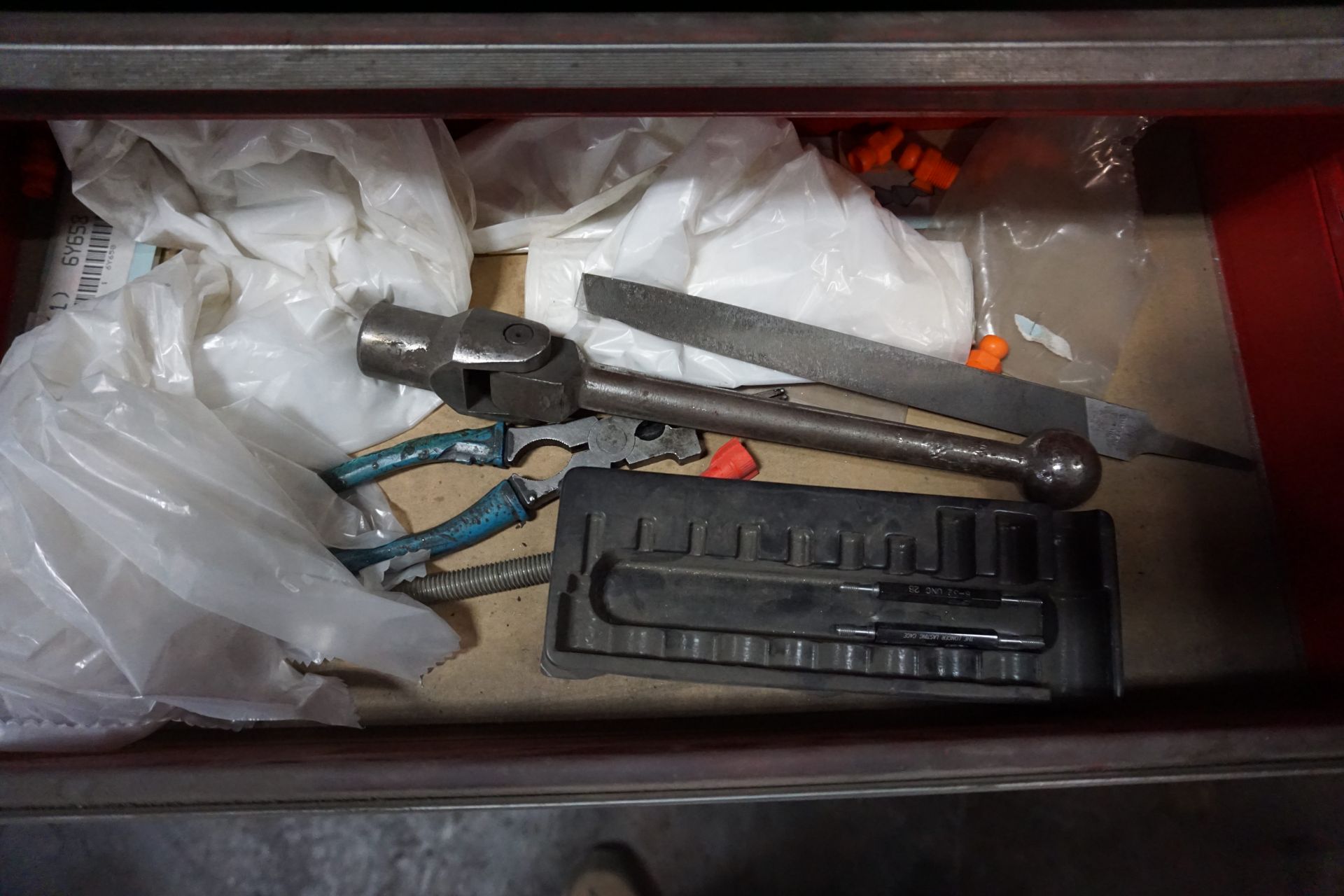 CRAFTSMAN TOOL BOX W CONT - Image 5 of 5