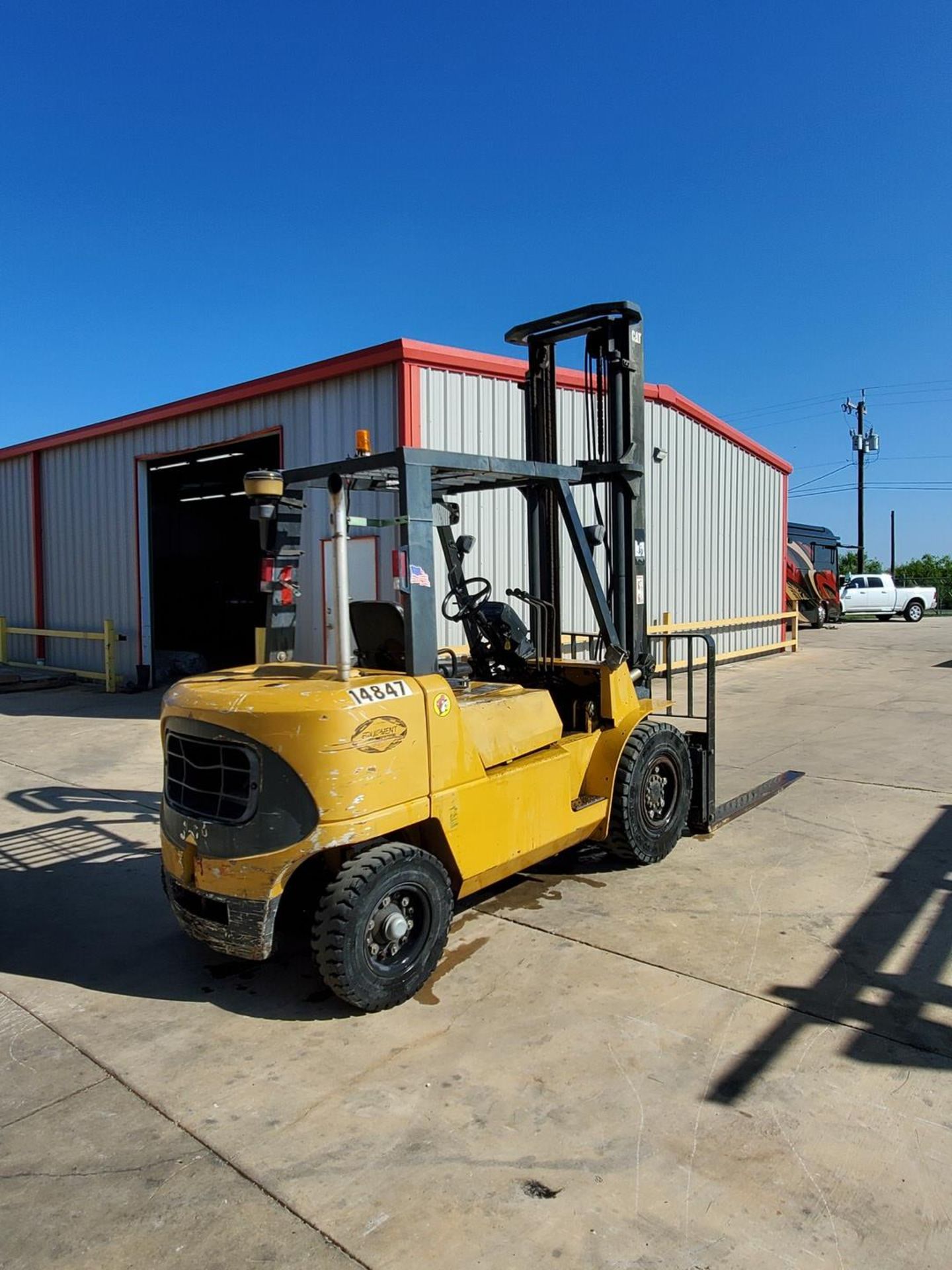 CAT DP40K1 Diesel 2-Stage Forklift 7400lbs Cap.; W/ Sideshift; 72" Forks, 3,858hrs, Max Lift Ht: - Image 9 of 18