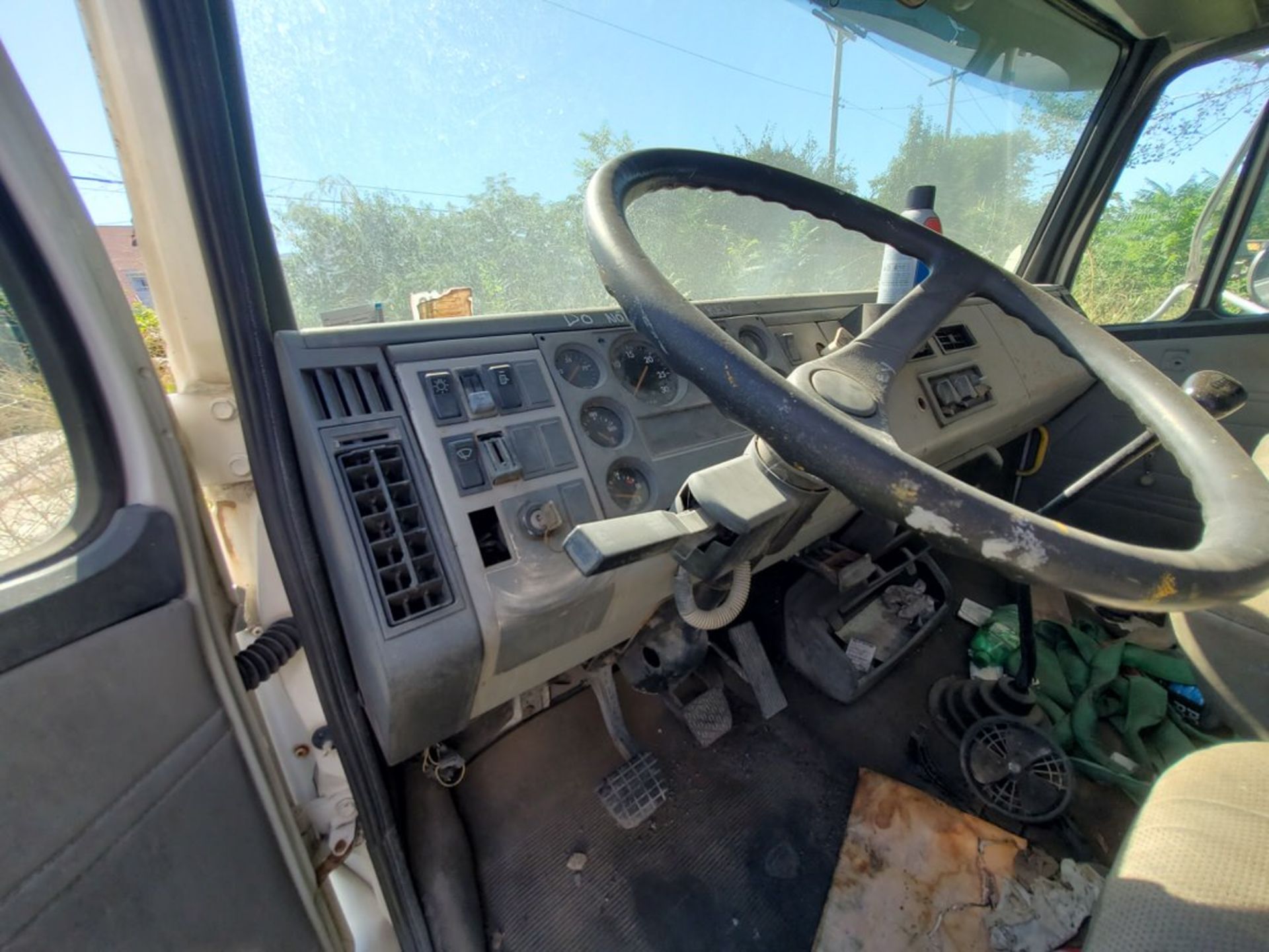 1999 Freightliner Semi-Truck 6-Speed Vin: 1FV6HFAA; 14,369 Miles; W/ Paint Trailer (No Plate Pic) - Image 17 of 18