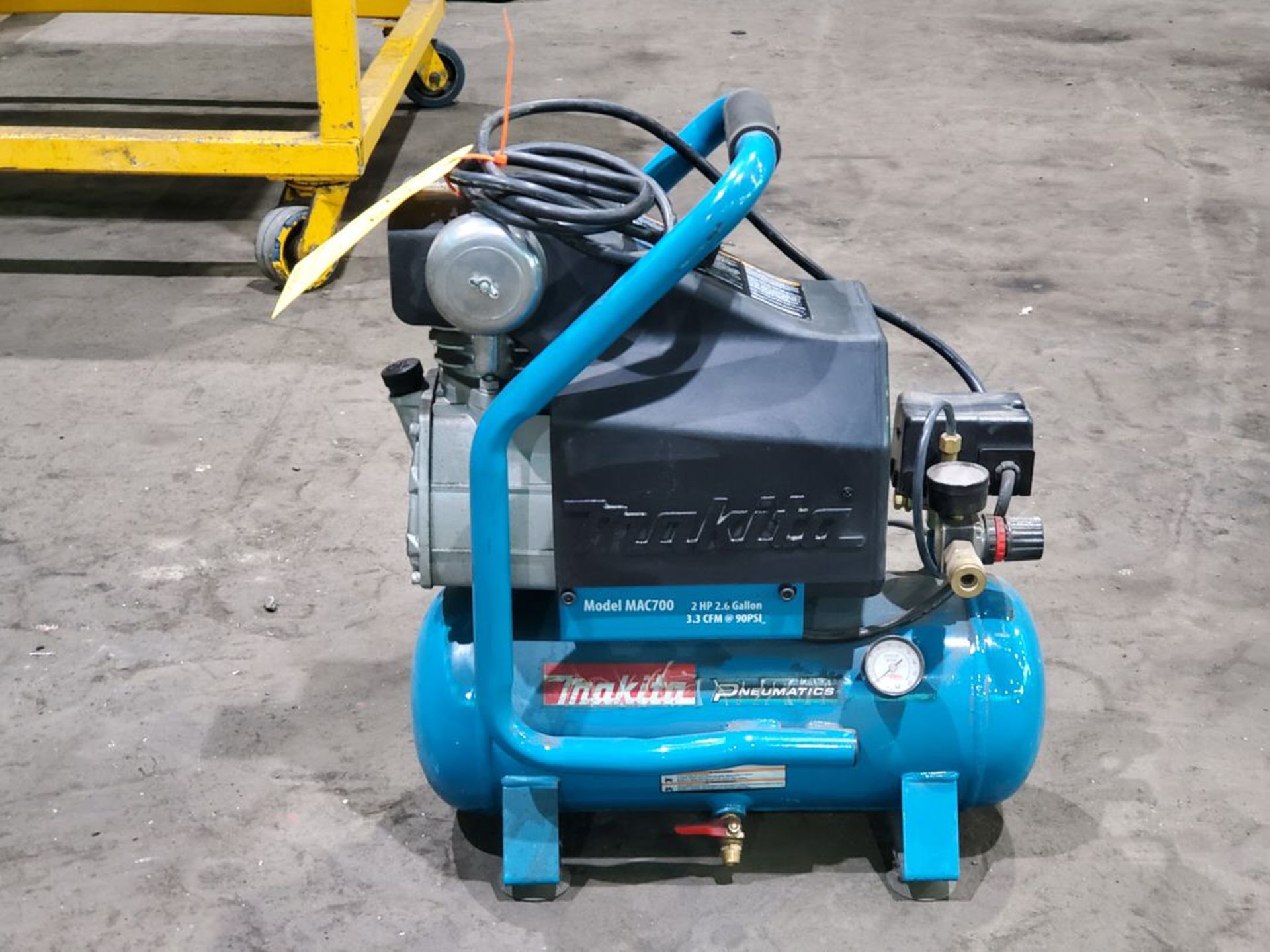 Makita MAC700 Air Compressor 2HP, 2.6gal, 3.3cfm@90psi