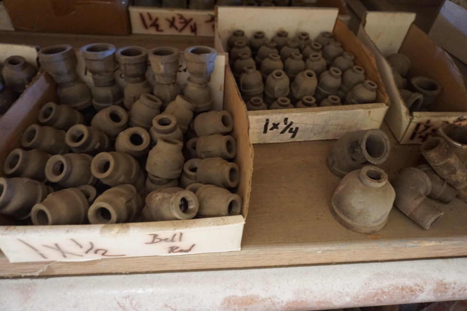 CONT OF SHELF: ASSORT SIZE PIPE NIPPLES, L'S, BELL RODS, REDUCERS, RANGE 1/8" TO 3" APPROX 400 PCS - Image 9 of 16