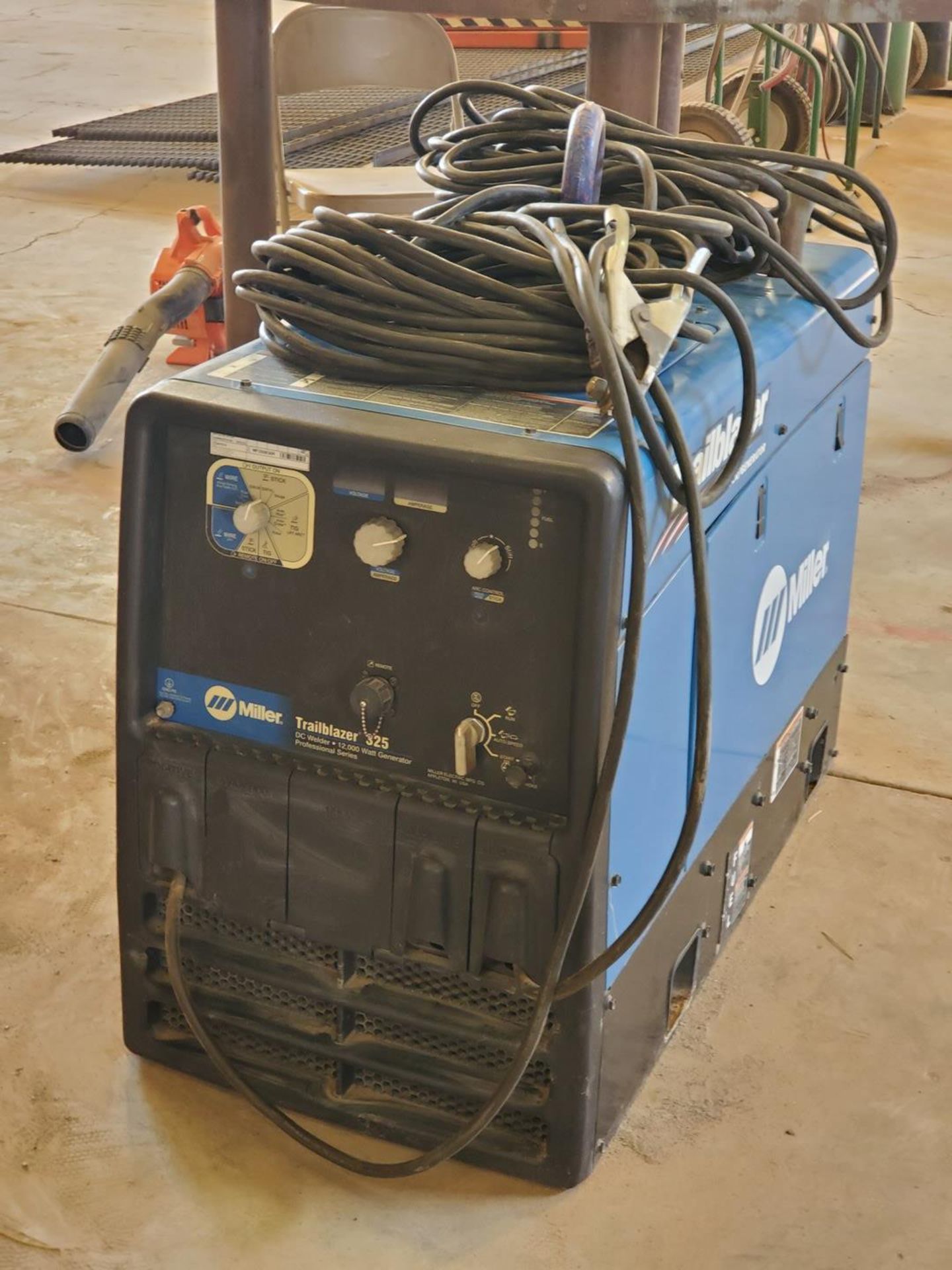 Miller Trailblazer 325 Engine Driven Welder 120/240V, 1PH, 60HZ, 325A - Image 2 of 8