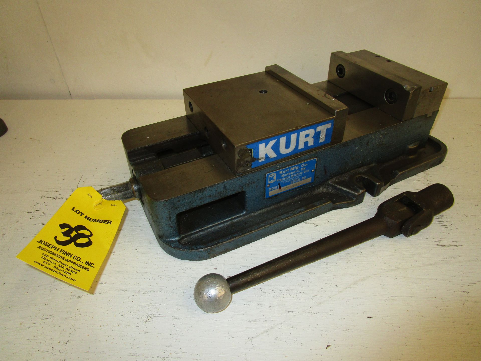(1) Kurt D675 6" Machine Vise