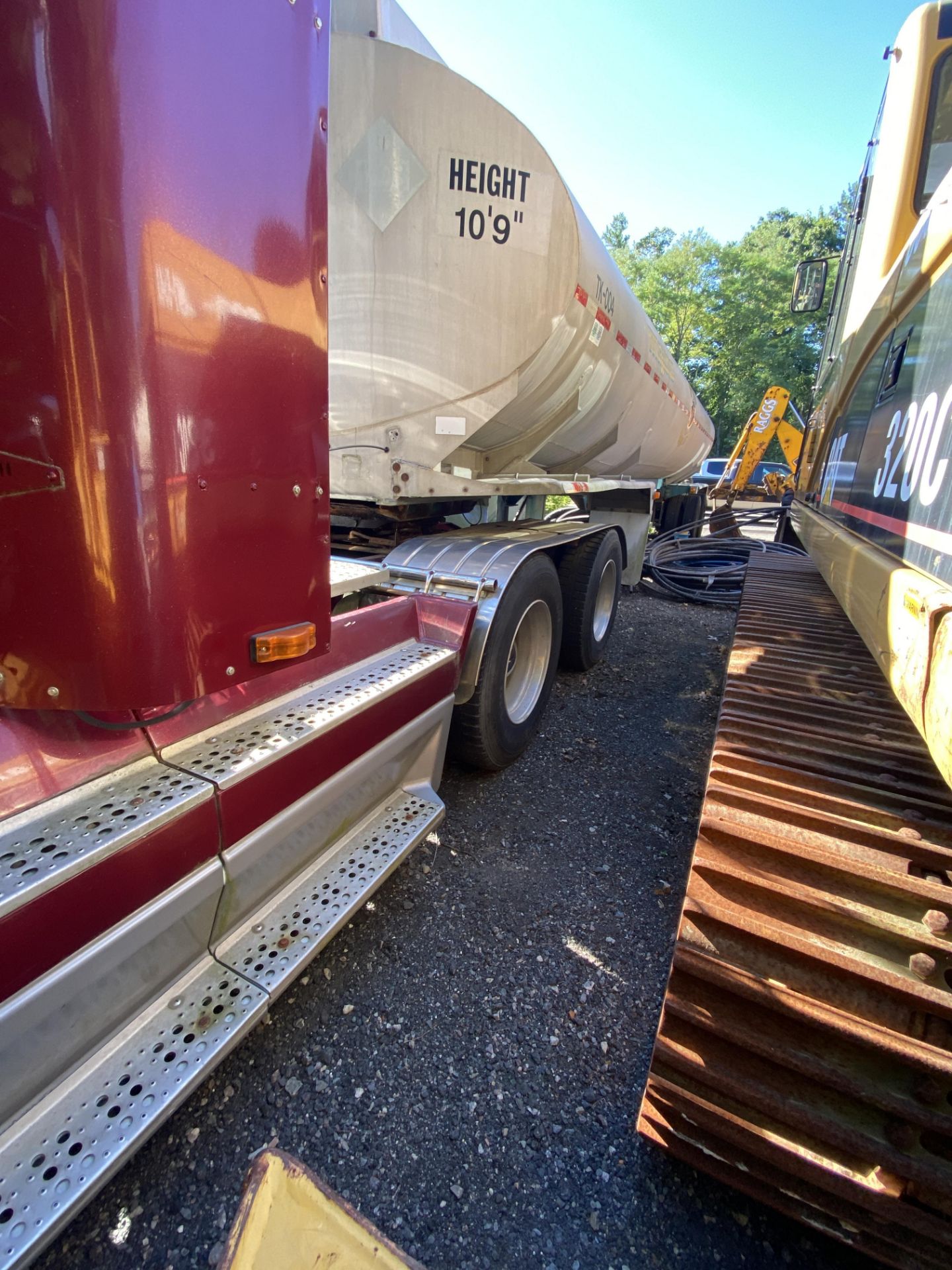 1995 Freightliner FLD-120 Tandem Axle Tractor VIN 2FUYDSEB4SA750319, 1,254,385 Miles - Image 6 of 10