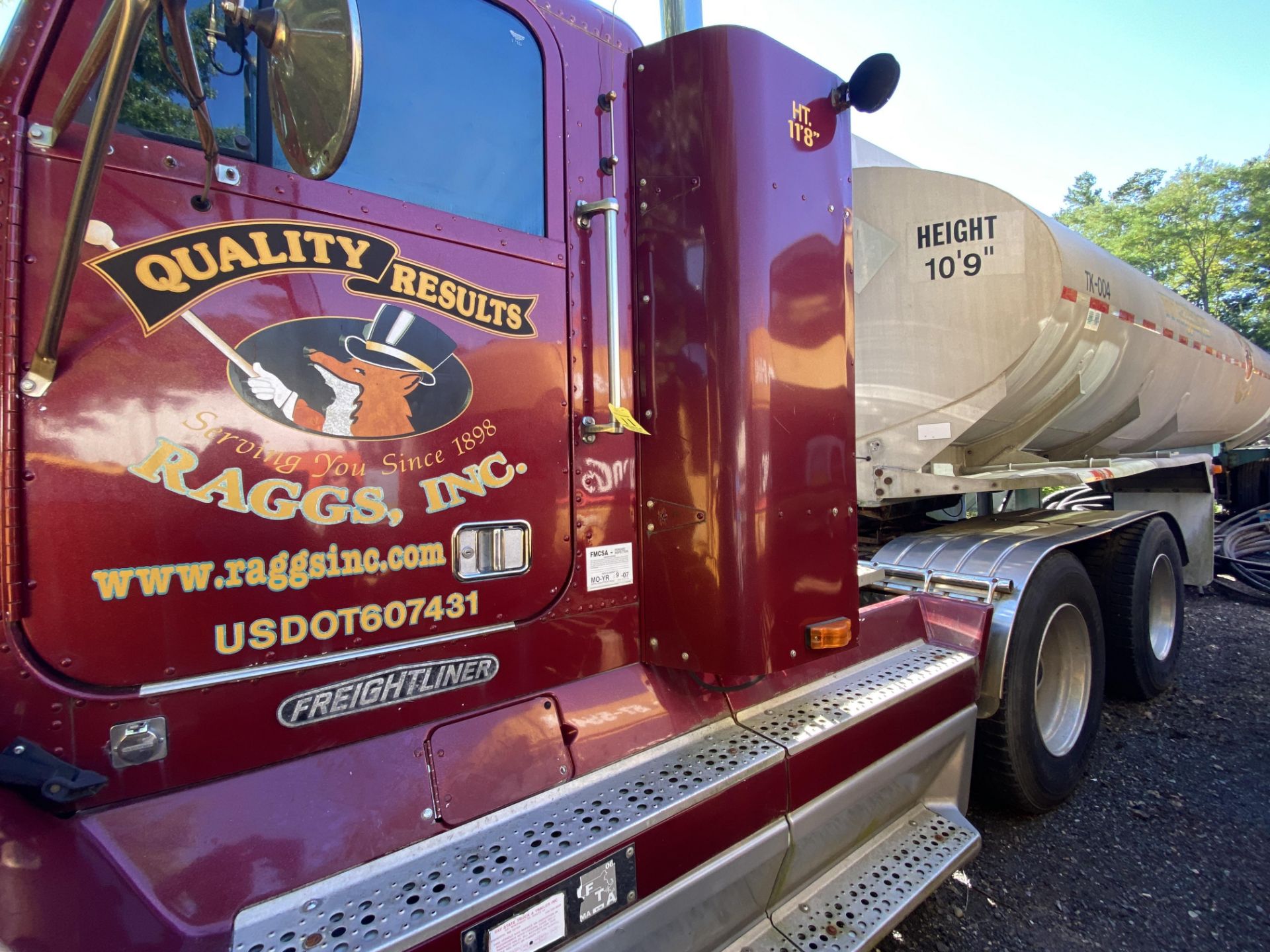 1995 Freightliner FLD-120 Tandem Axle Tractor VIN 2FUYDSEB4SA750319, 1,254,385 Miles - Image 4 of 10