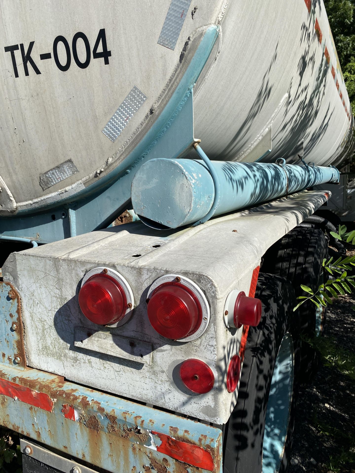 1973 Fruehauf Aluminum Tanker Trailer VIN UNR992103, 9,000 Gallon, Tandem Axle, Single Compartment - Image 7 of 13