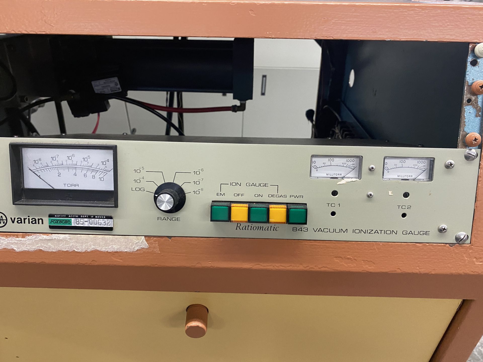 Varian Ratiomatic 2100 Series Vacuum Metallizer s/n 45046CP, 843 Vacuum Ionization Gauge (Located in - Image 5 of 8