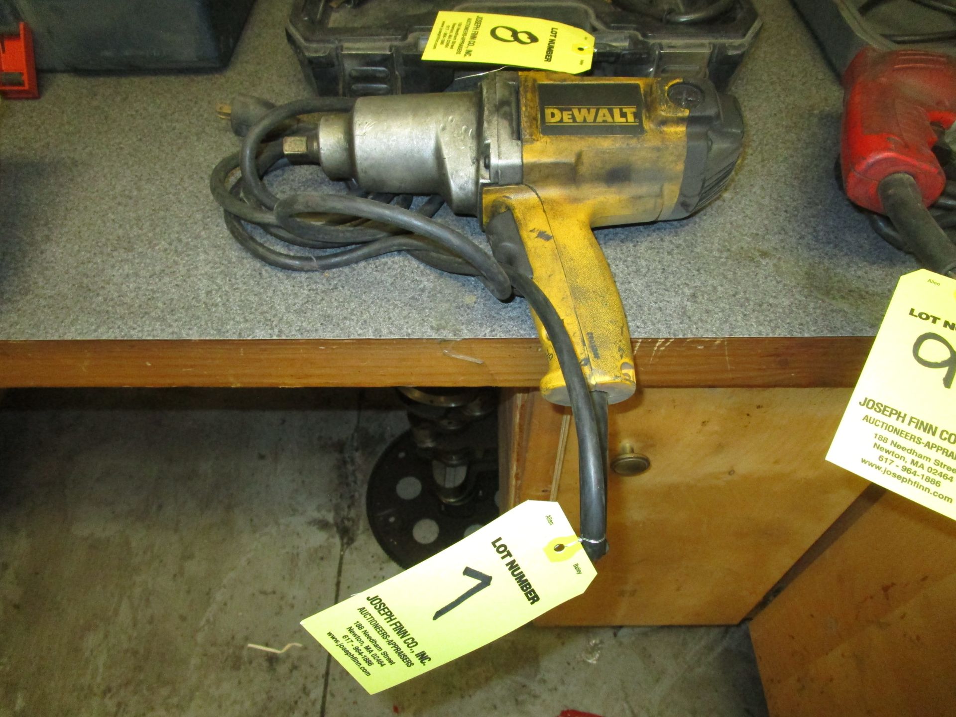 (1) DeWalt DW290 1/2" Impact Wrench