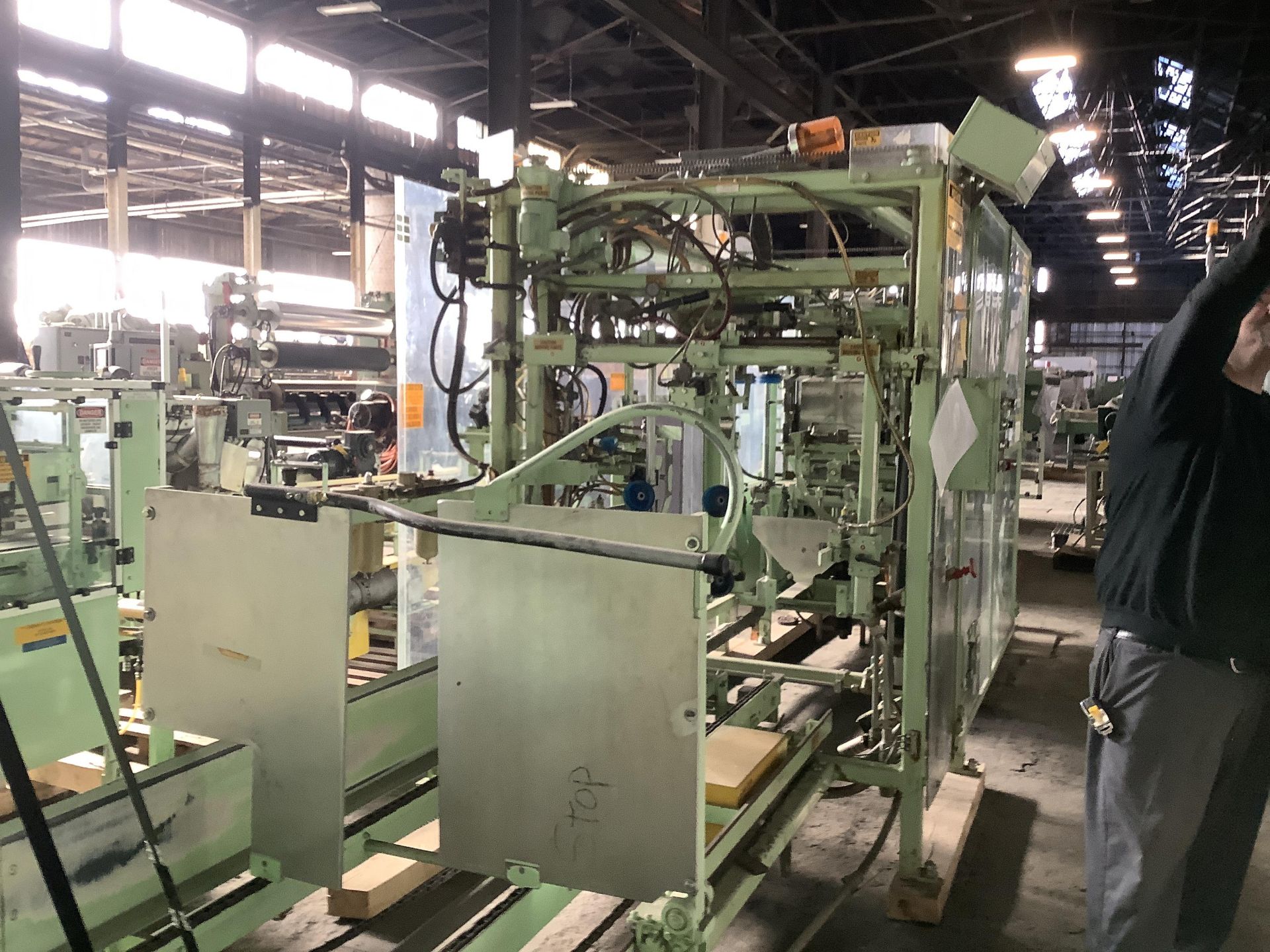 Salwasser R-101 casepacker, age 1997, Serial # 98033347. Includes infeed lane, manual magazine - Image 24 of 36