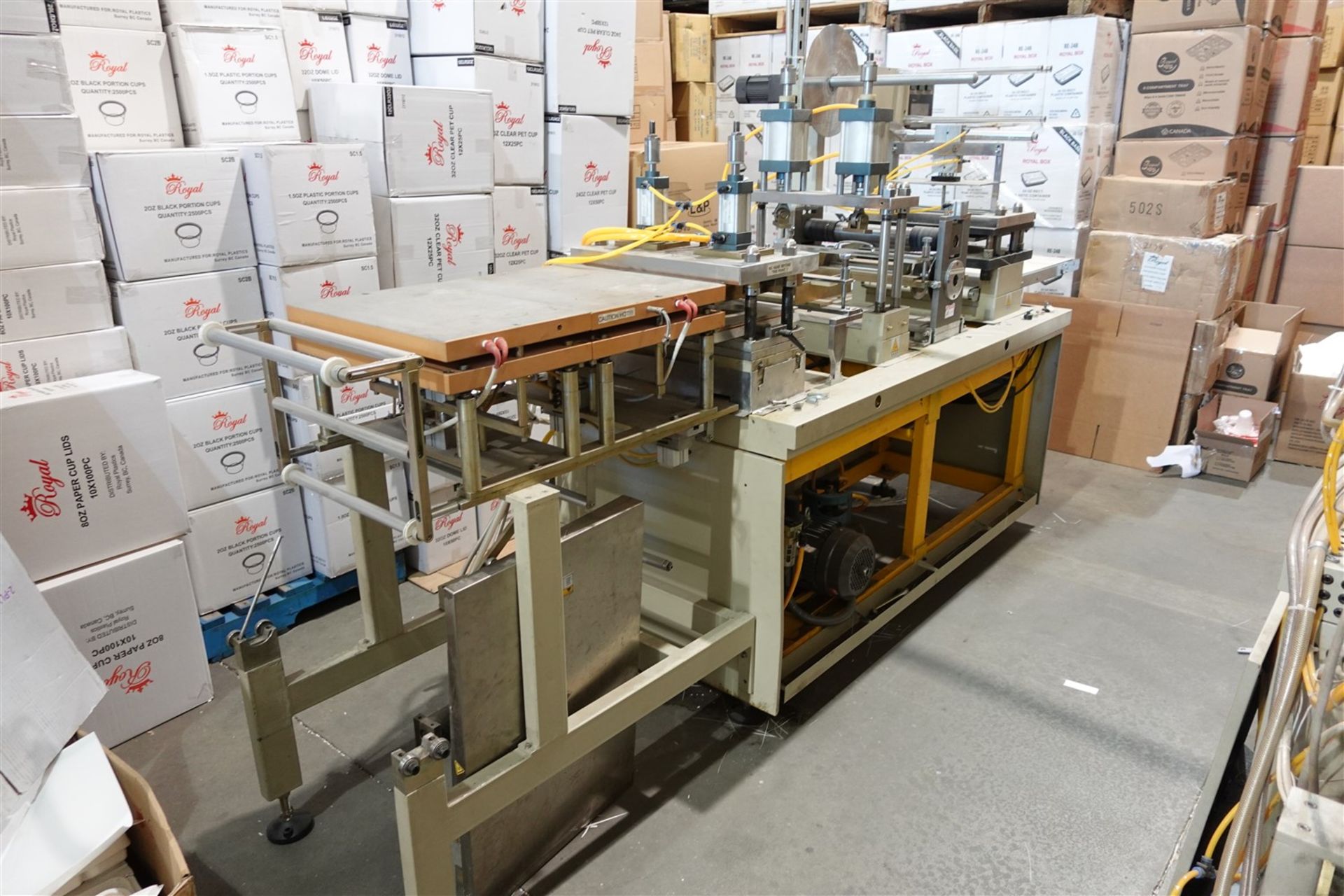 THERMOFORMER - 2015 SINOPLAST APT470, USED AS TRAY/LID MACHINE 380V/3PH. (NO DIES) - Image 2 of 4