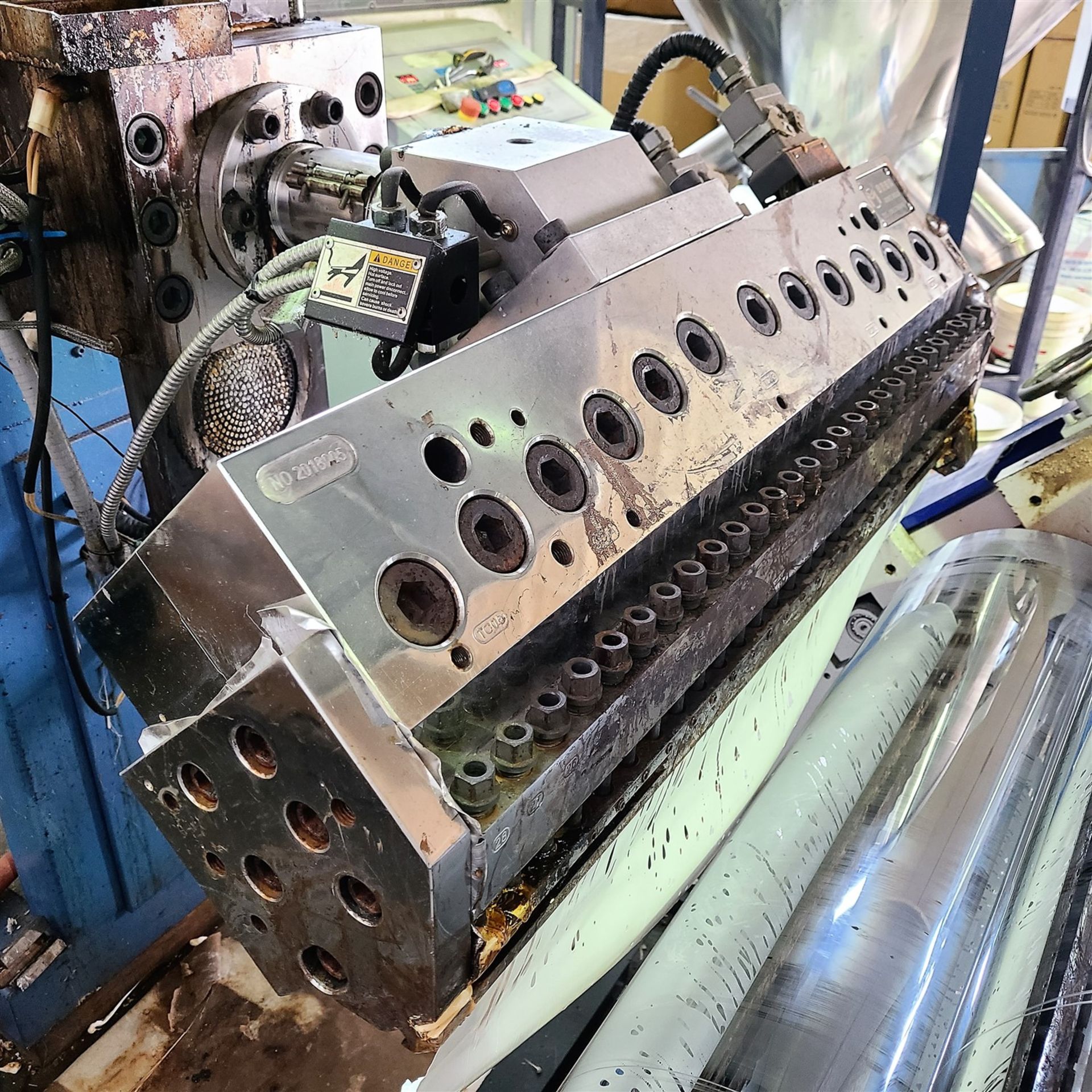 2007 EXTRUDER W/4 IN. BARREL, 380V/3 PH, 980 RPM, 45 KW, 36 IN. MAX WIDTH SHEET SIZE DIE, CONTROL - Image 3 of 11