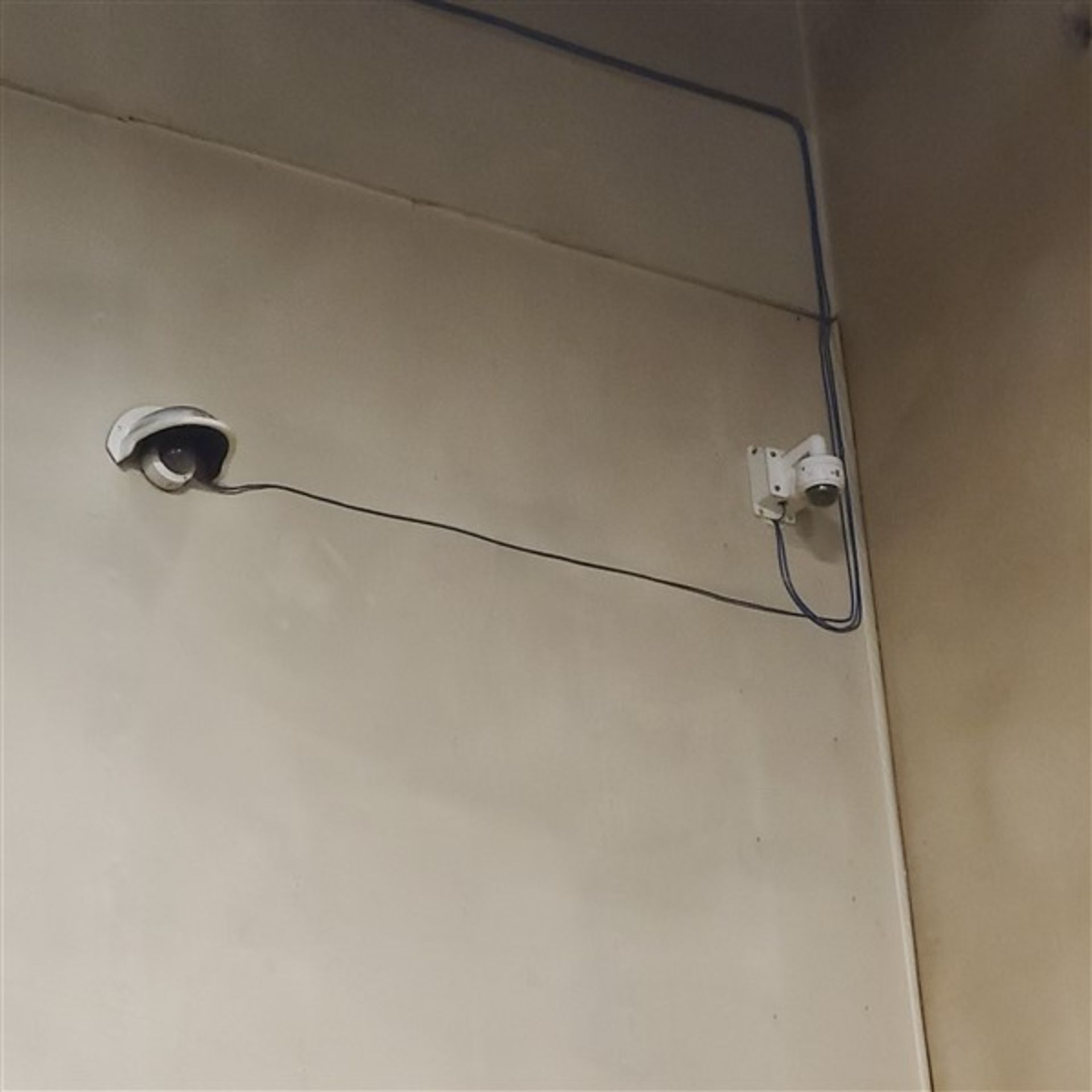 SECURITY SYSTEM W/HIKAVISION CAMERA/ENCODING SYSTEM W/6 CAMERAS ON SHOP WALLS, MONITOR, BUS, - Image 4 of 5