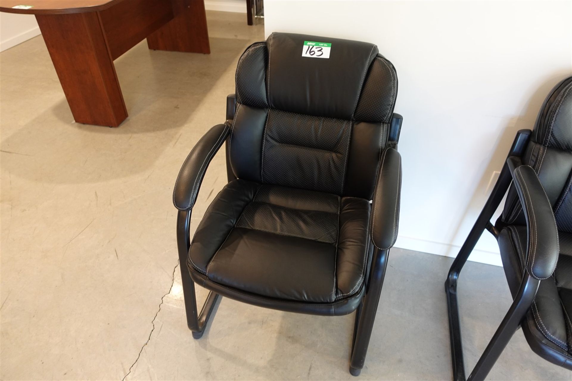 BLACK OFFICE ARM CHAIR