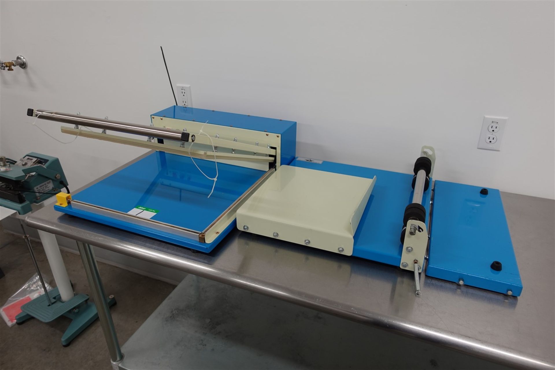 ULINE DELUXE SUPERIOR L-BAR SEALER SHRINK WRAP SYSTEM, MODEL AIE-1818L, 110V - Image 2 of 3