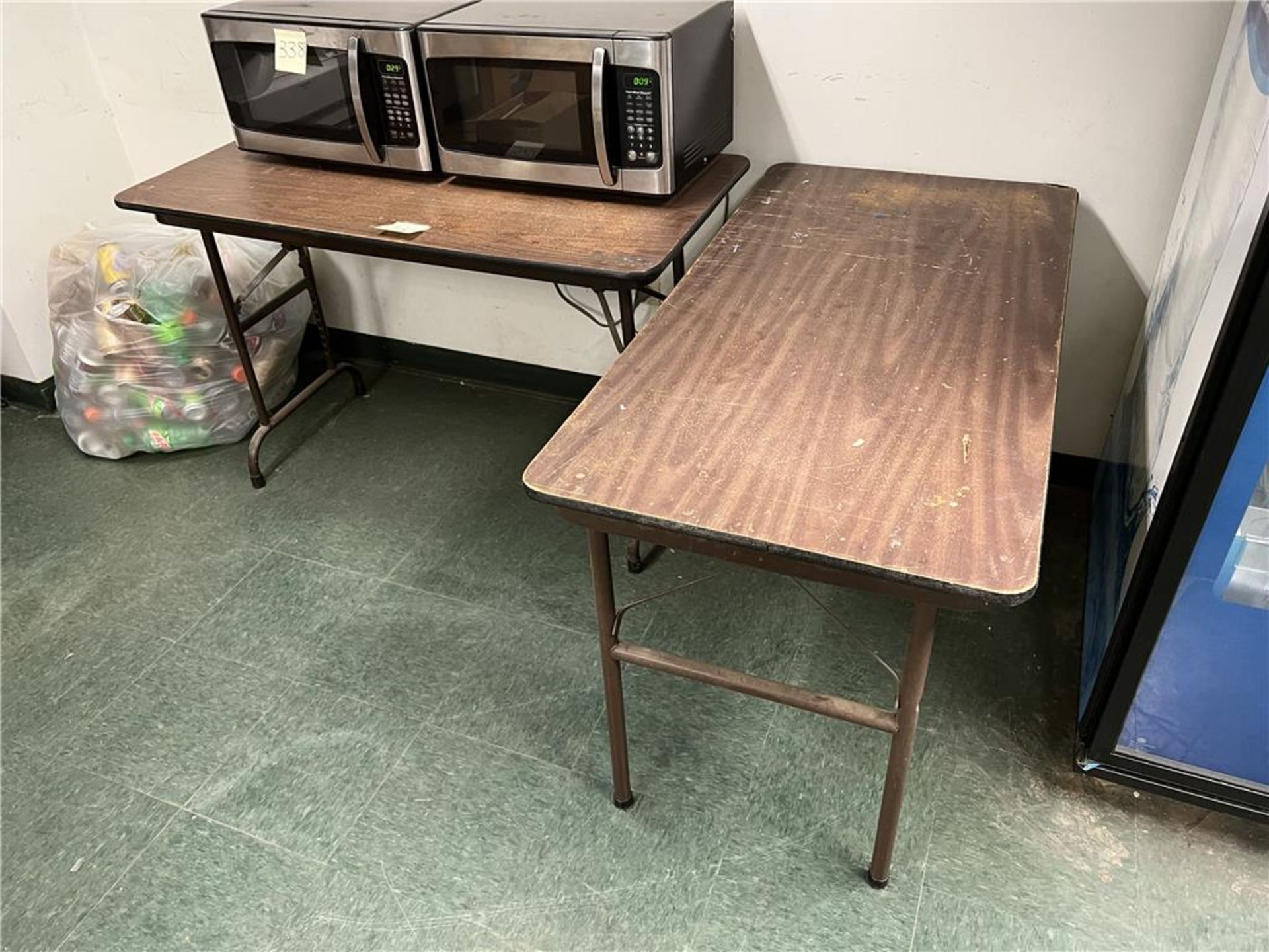 LOT: 2-4' FOLDING TABLES