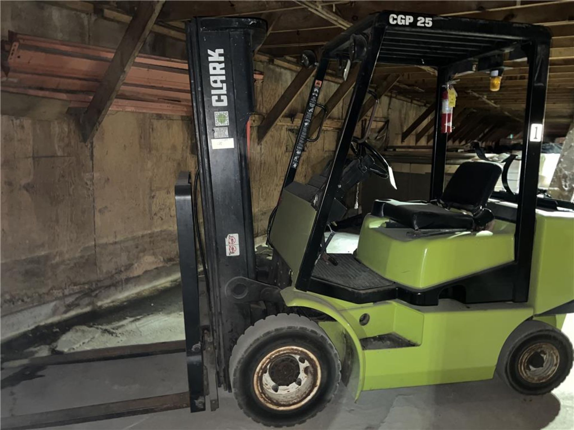 CLARK CGP25 FORKLIFT, 3-STAGE 198" MAST, 4,878 HOURS, LP GAS