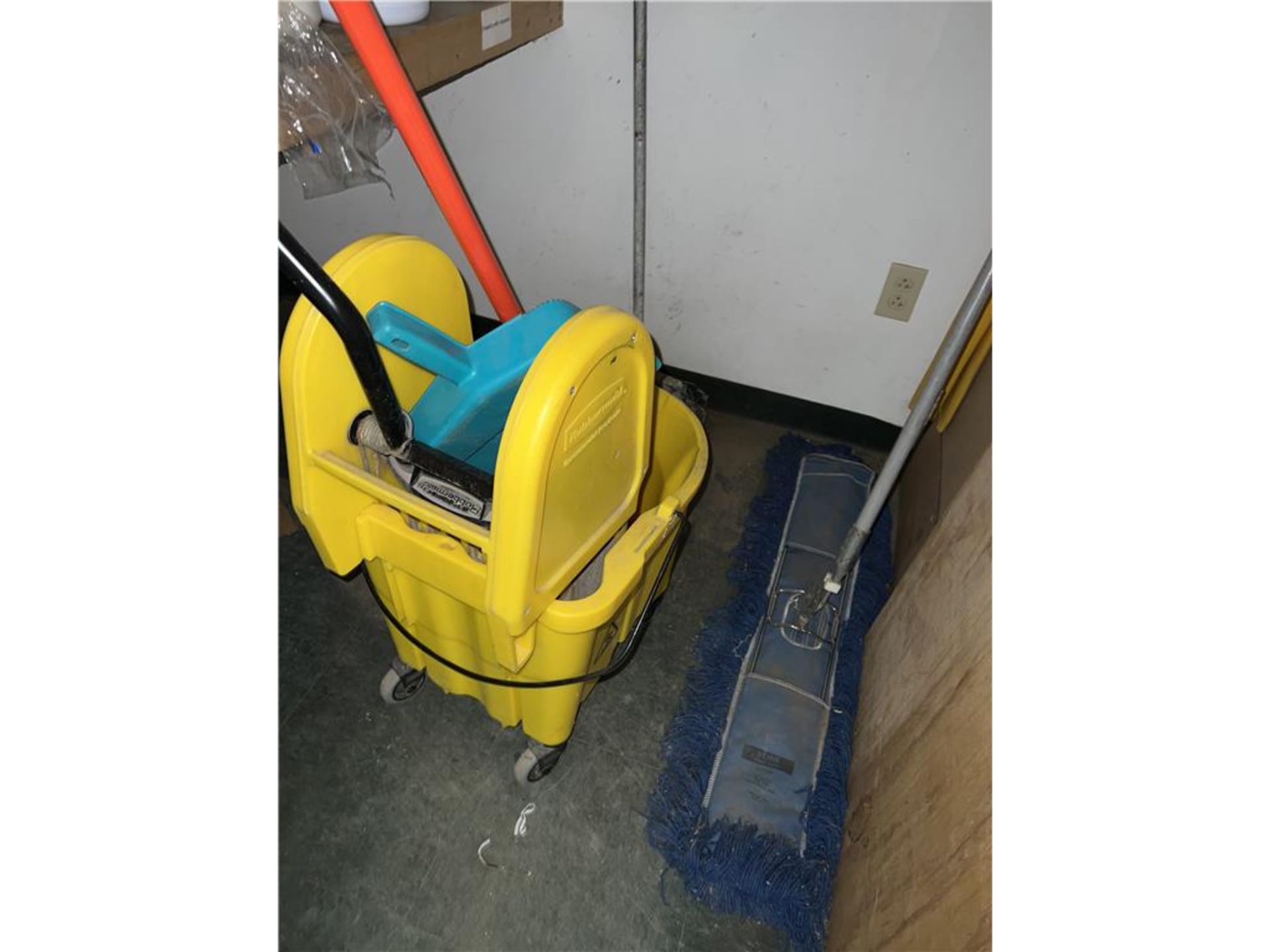 CONTENTS OF CLOSET: MISC. CLEANING SUPPLIES, MOP BUCKET & MOPS, DUST PAN - Image 2 of 4